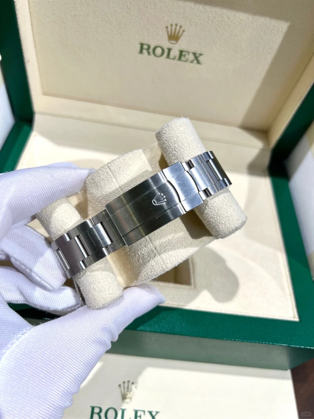 The Oyster Perpetual 36 is fitted with a turquoise blue dial and an Oyster bracelet. -m126000-0006