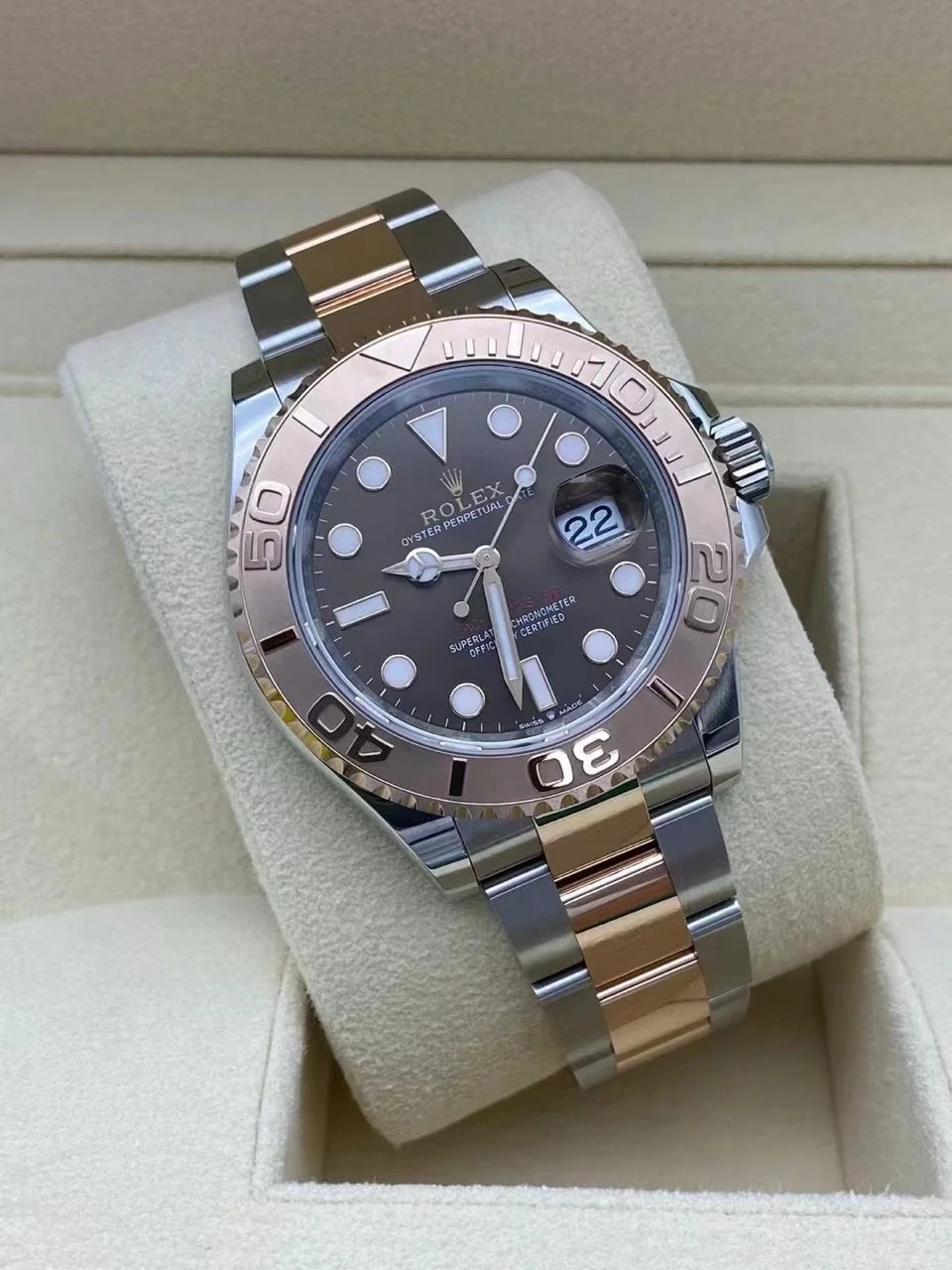 The Oyster Perpetual Yacht-Master 40 is available in Everose gold and Oystersteel with an Oyster bracelet. -m126621-0001