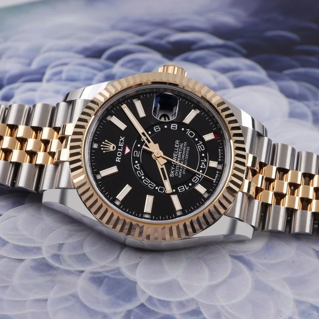 The Oyster Perpetual Sky-Dweller in yellow gold and Oystersteel with a glossy black dial and a Jubilee bracelet. -m336933-0004 42mm