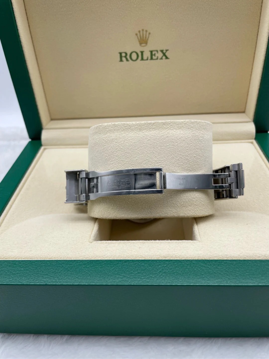 The Oyster Perpetual Yacht-Master 40 in platinum and Oystersteel with an Oyster bracelet. -m126622-0002