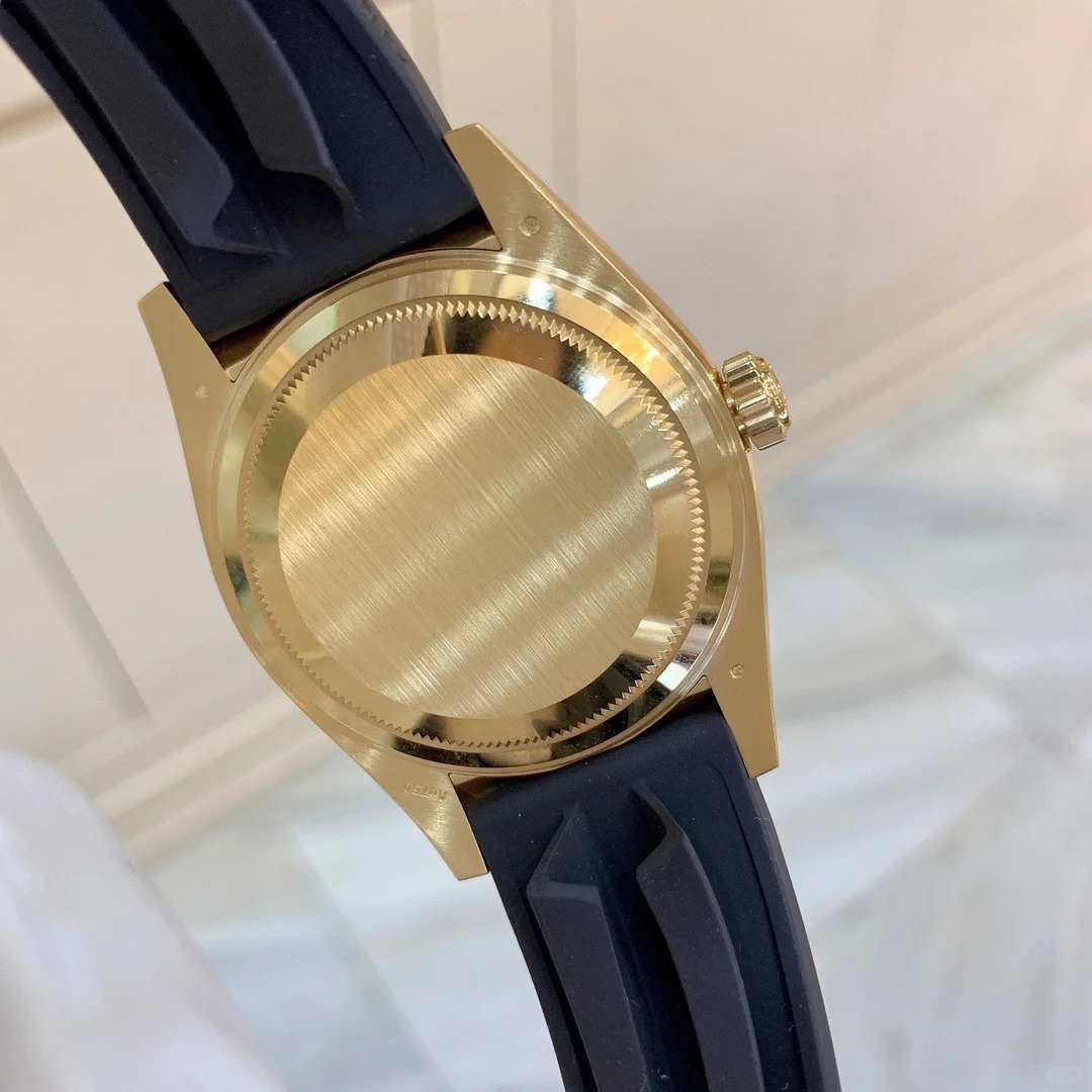 The Oyster Perpetual Sky-Dweller is available in 18 ct yellow gold with a mellow white dial and an Oysterflex bracelet. -m336238-0003 42mm