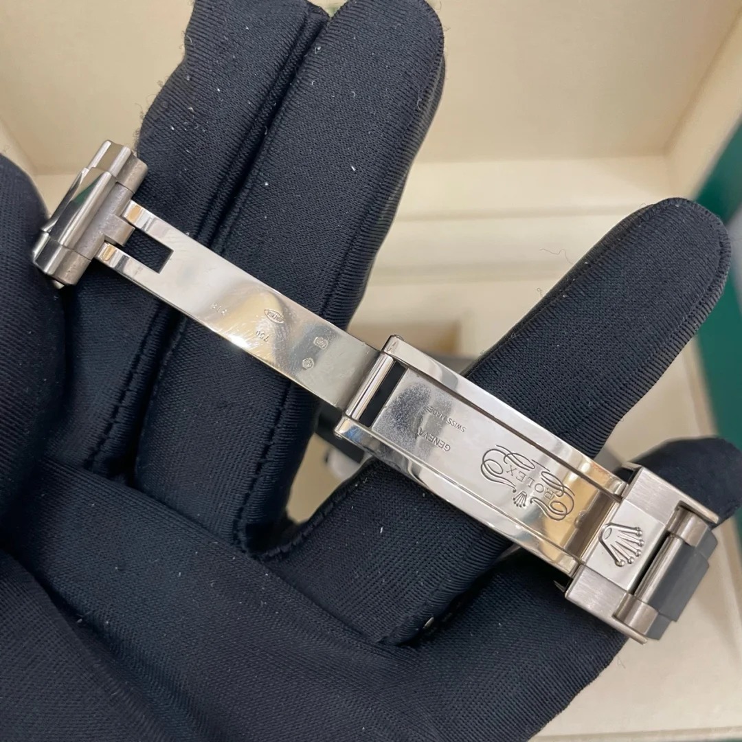 The Oyster Perpetual Yacht-Master 42 is available in 18 ct white gold with a black dial and an Oysterflex bracelet. -m226659-0002