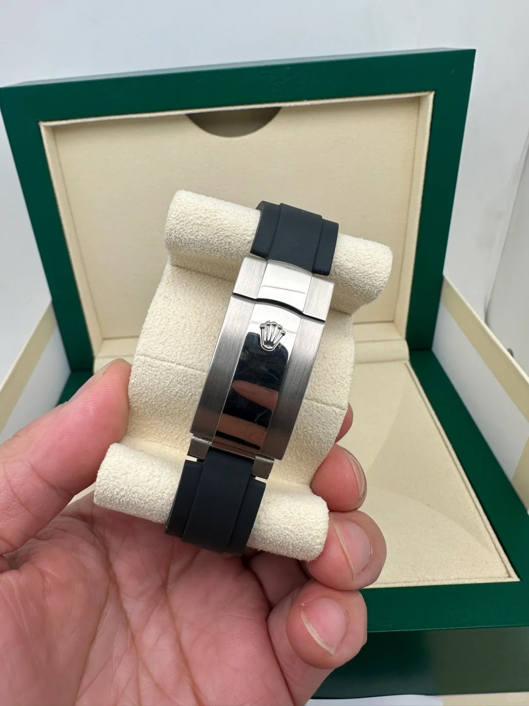 The Oyster Perpetual Sky-Dweller in 18-carat white gold with a mellow white dial and Oysterflex bracelet. -m336239-0003 42mm