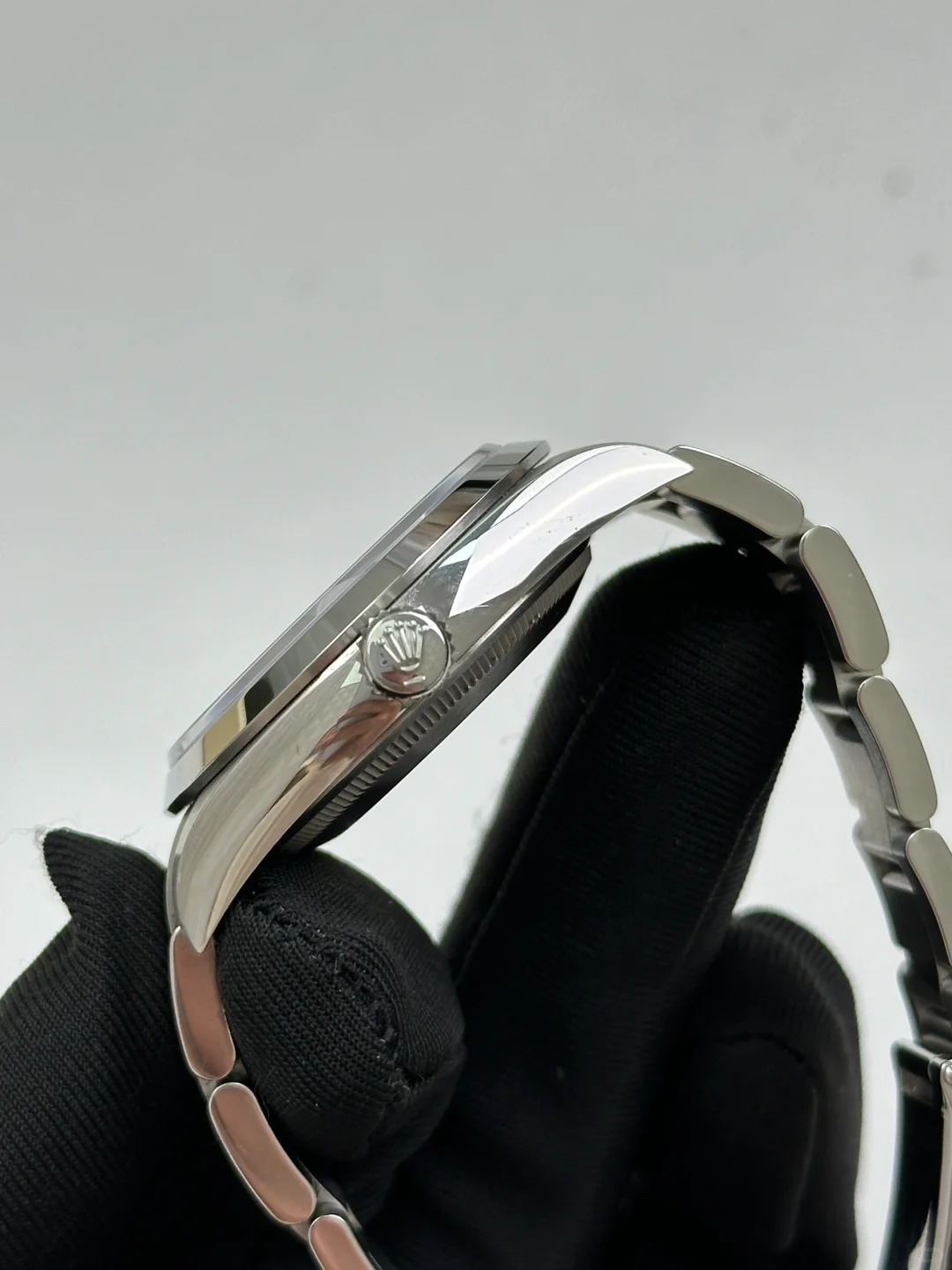 The Oyster Perpetual Explorer 36 is made of Oyster steel and features a distinctive black dial featuring the 3, 6 and 9 numerals coated with Chromalight. -m124270-0001