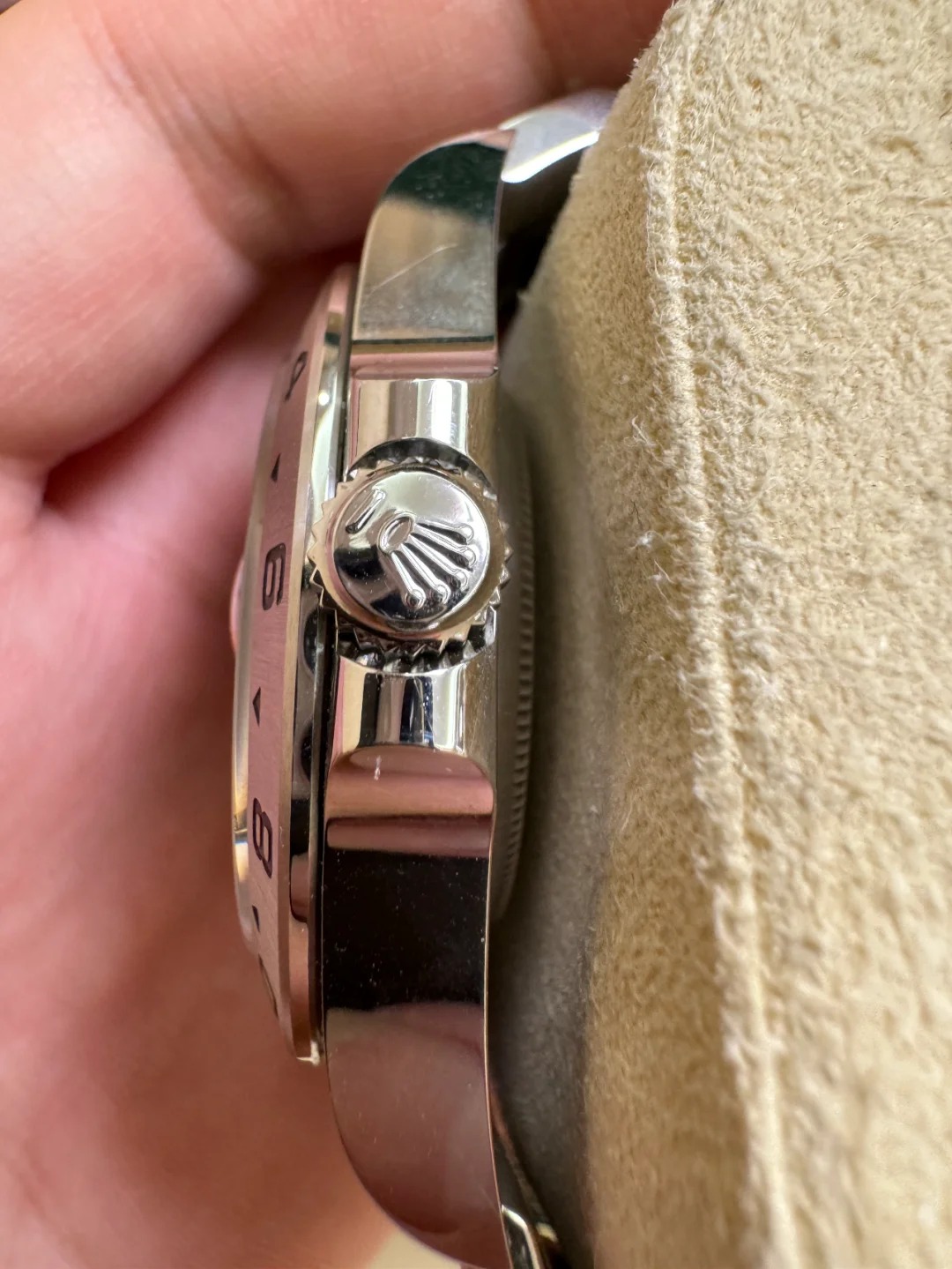 The Oyster Perpetual Explorer II is made of Oyster steel with an Oyster bracelet and a white dial with arrow-shaped 24-hour hands and hour markers coated with Chromalight. -m226570-0001 42mm