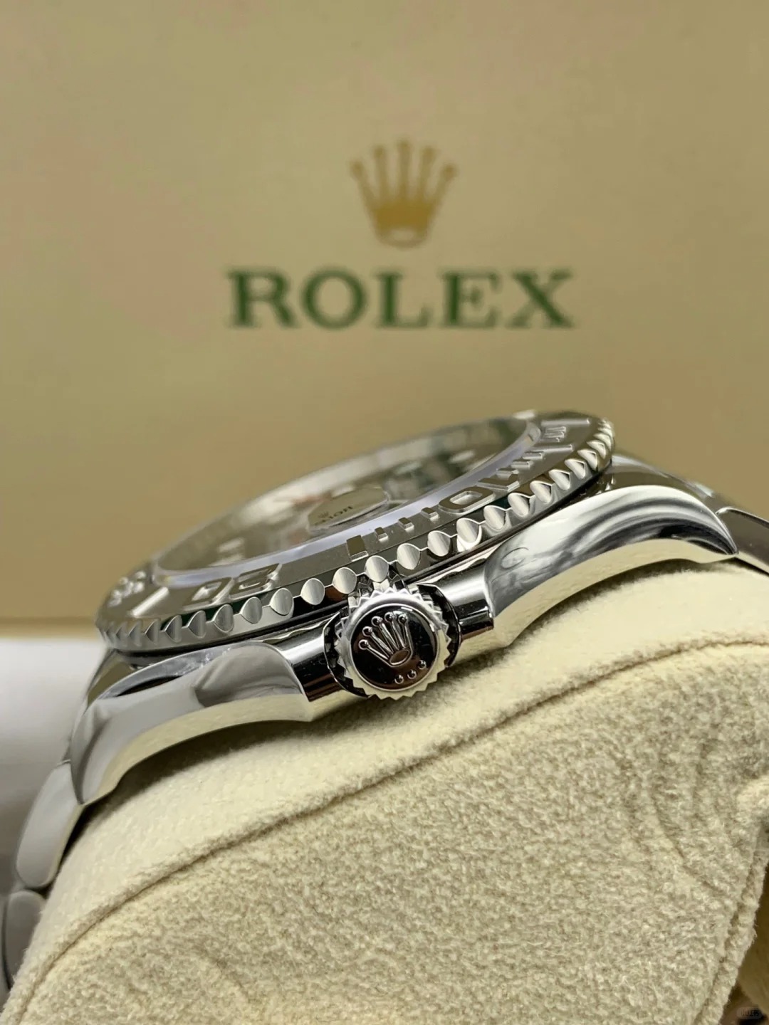 The Oyster Perpetual Yacht-Master 40 in platinum and Oystersteel with an Oyster bracelet. -m126622-0002