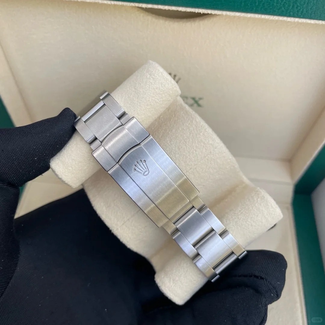 The Oyster Perpetual 41 is presented with a green dial and an Oyster bracelet. -m124300-0005