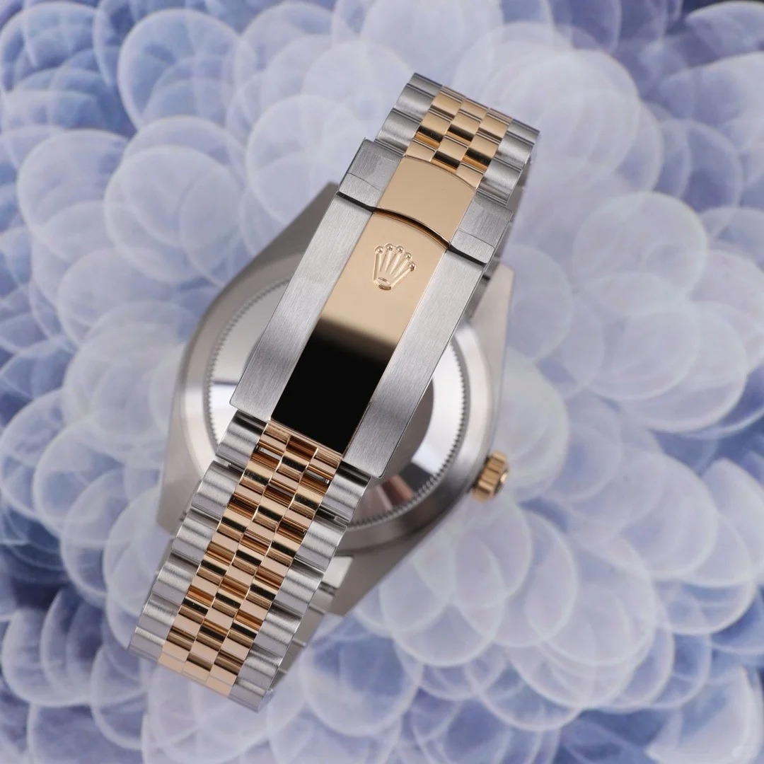 The Oyster Perpetual Sky-Dweller in yellow gold and Oystersteel with a glossy black dial and a Jubilee bracelet. -m336933-0004 42mm