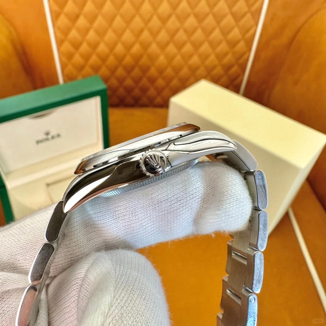 The Oyster Perpetual 36 features a turquoise blue celebration dial and an Oyster bracelet. -m126000-0009