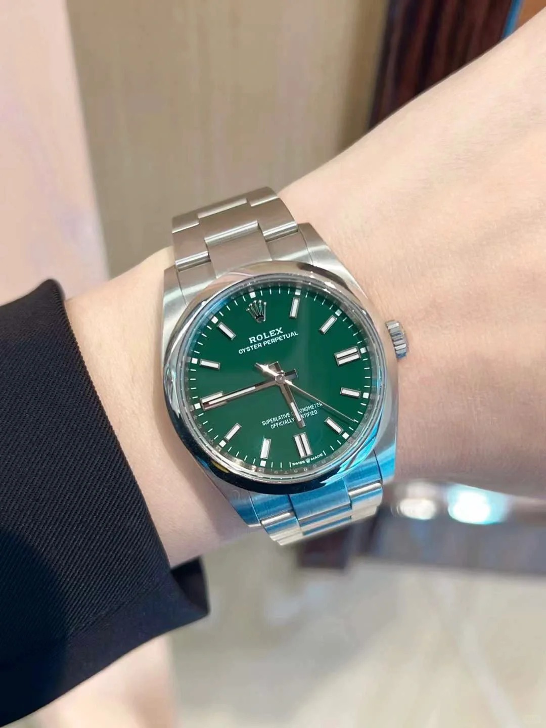 The Oyster Perpetual 36 is presented with a green dial and an Oyster bracelet. -m126000-0005