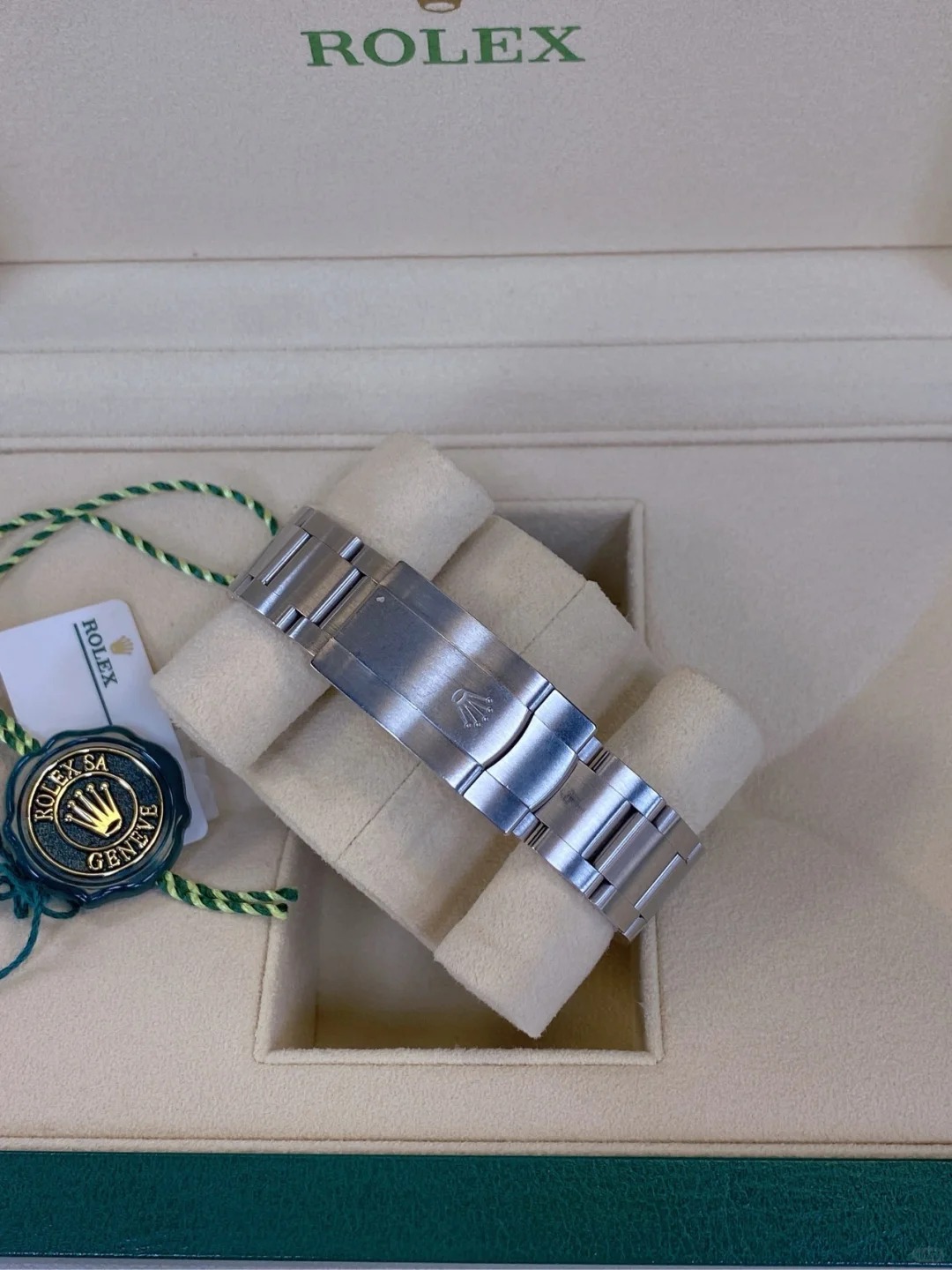 The Oyster Perpetual 36 is fitted with a silver dial and an Oyster bracelet. -m126000-0001