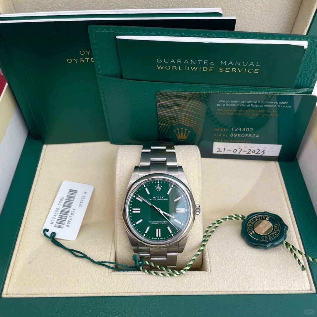 The Oyster Perpetual 41 is presented with a green dial and an Oyster bracelet. -m124300-0005