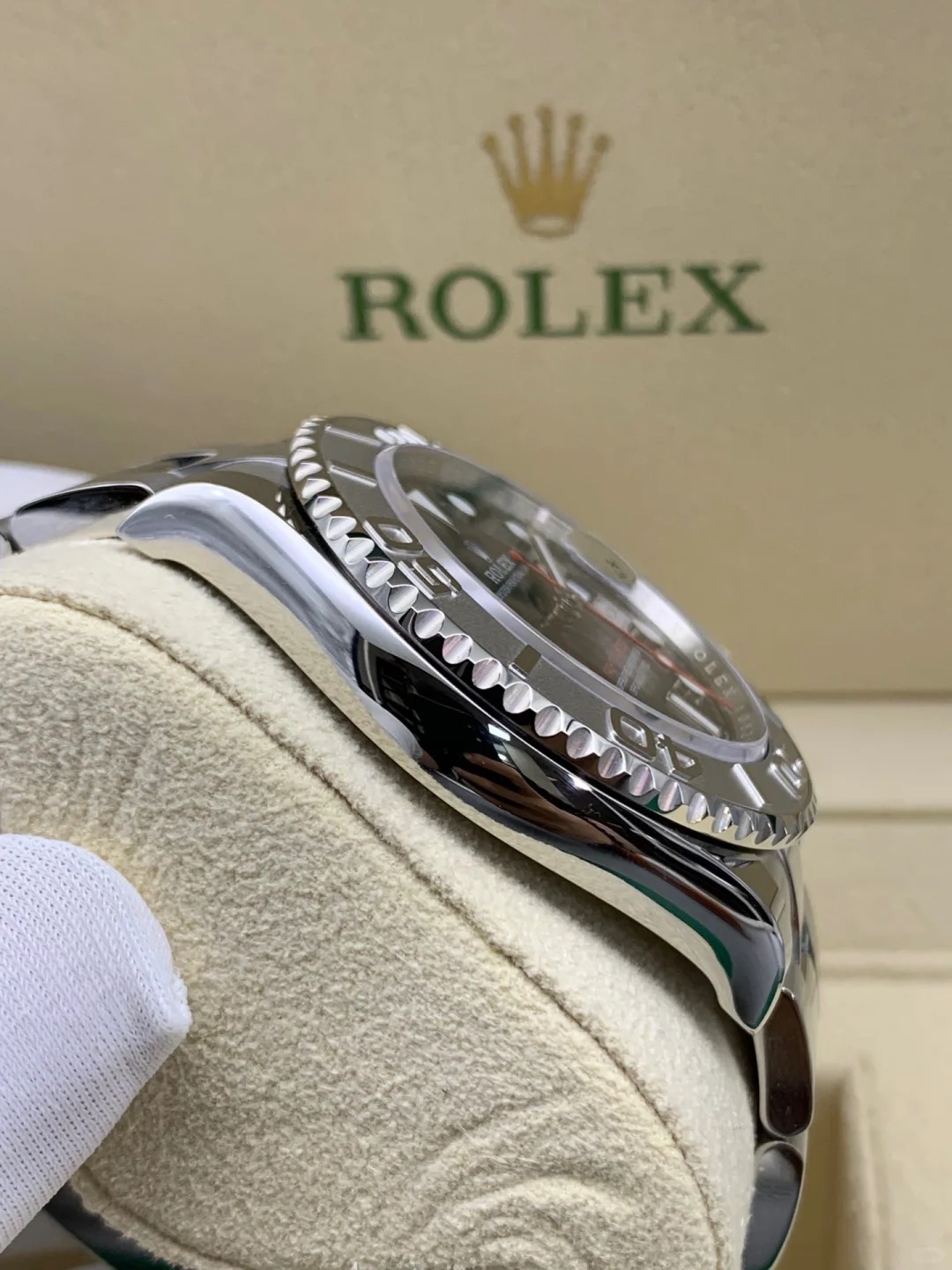 The Oyster Perpetual Yacht-Master 40 in platinum and Oystersteel with an Oyster bracelet. -m126622-0002