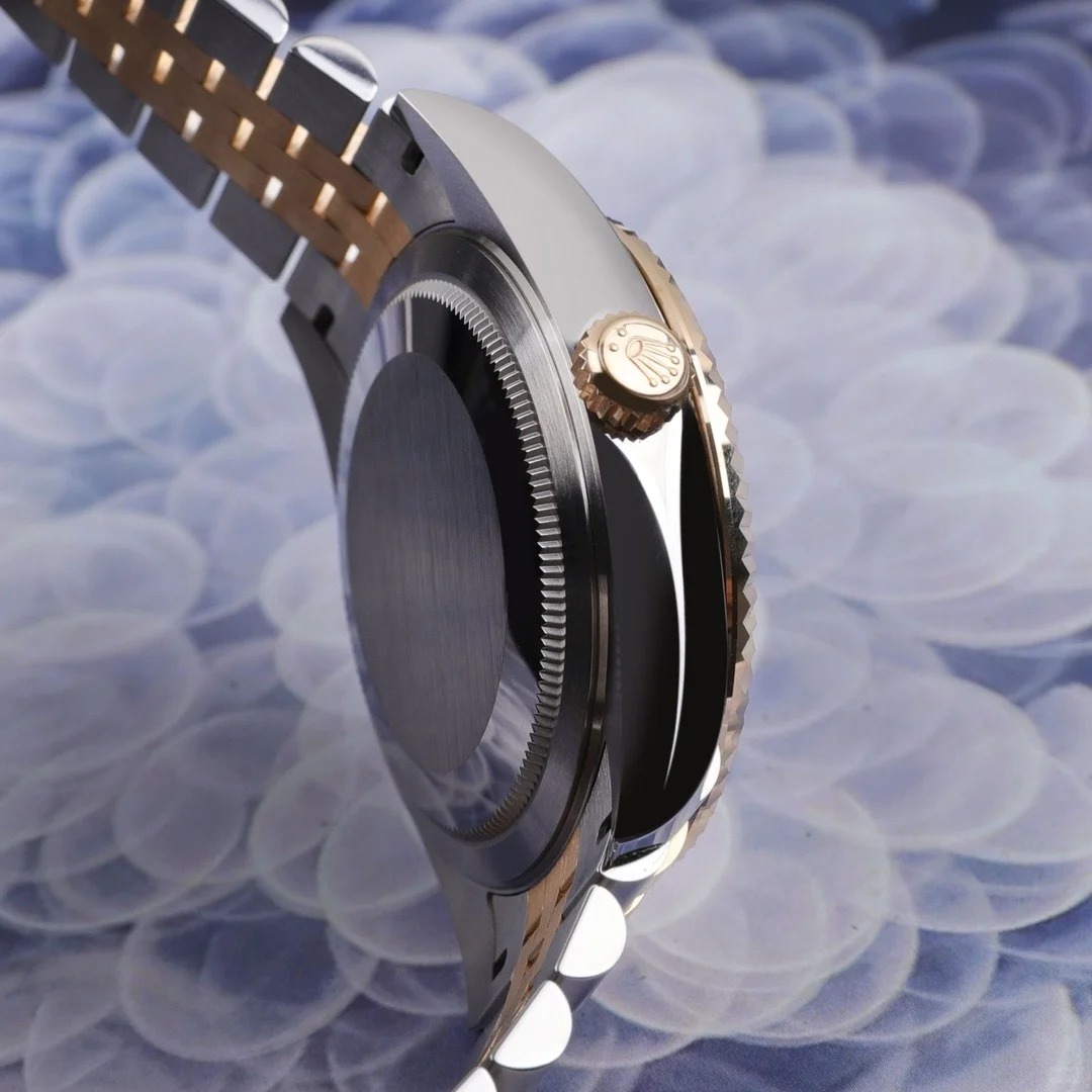 The Oyster Perpetual Sky-Dweller in yellow gold and Oystersteel with a glossy black dial and a Jubilee bracelet. -m336933-0004 42mm