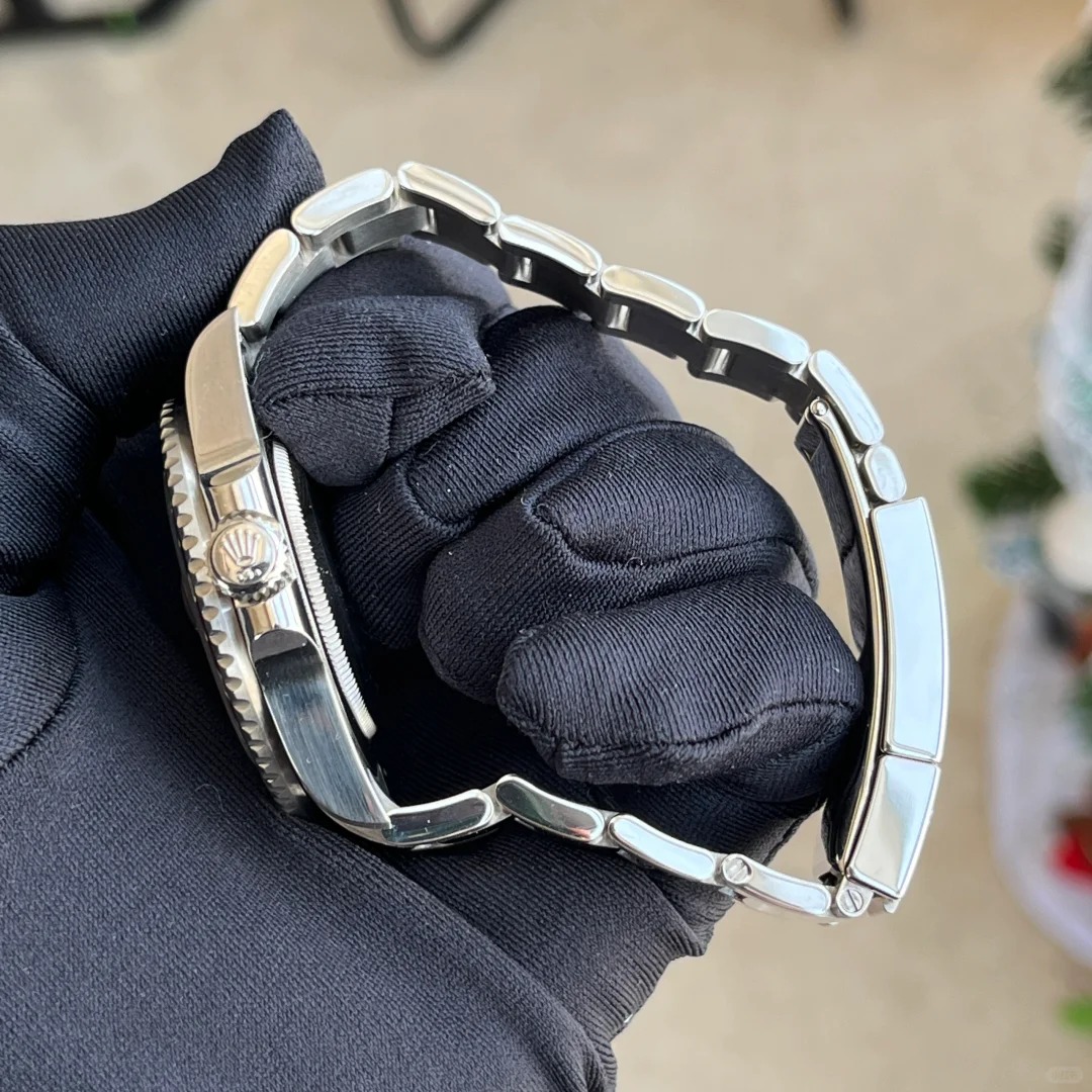 The Oyster Perpetual GMT-Master II is available in 18-carat white gold with a midnight blue dial and an Oyster bracelet. -m126719blro-0003 40mm