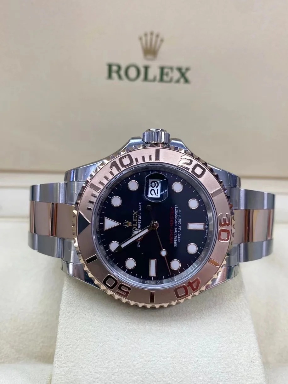 The Oyster Perpetual Yacht-Master 40 is available in Everose gold and Oystersteel with an Oyster bracelet. -m126621-0002