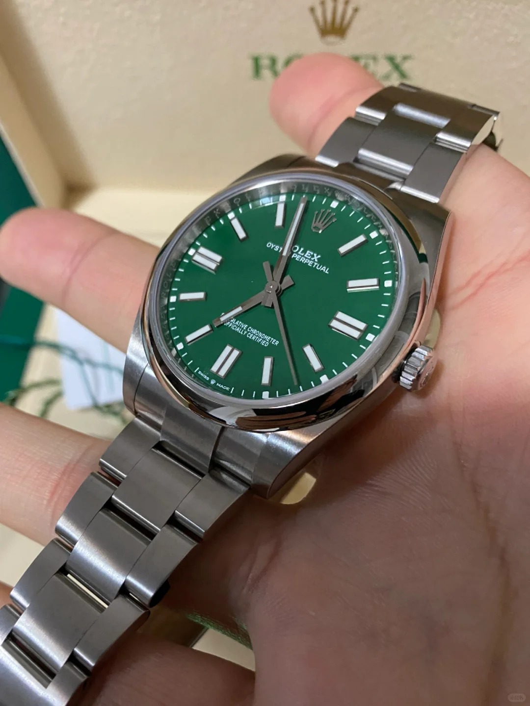 The Oyster Perpetual 41 is presented with a green dial and an Oyster bracelet. -m124300-0005