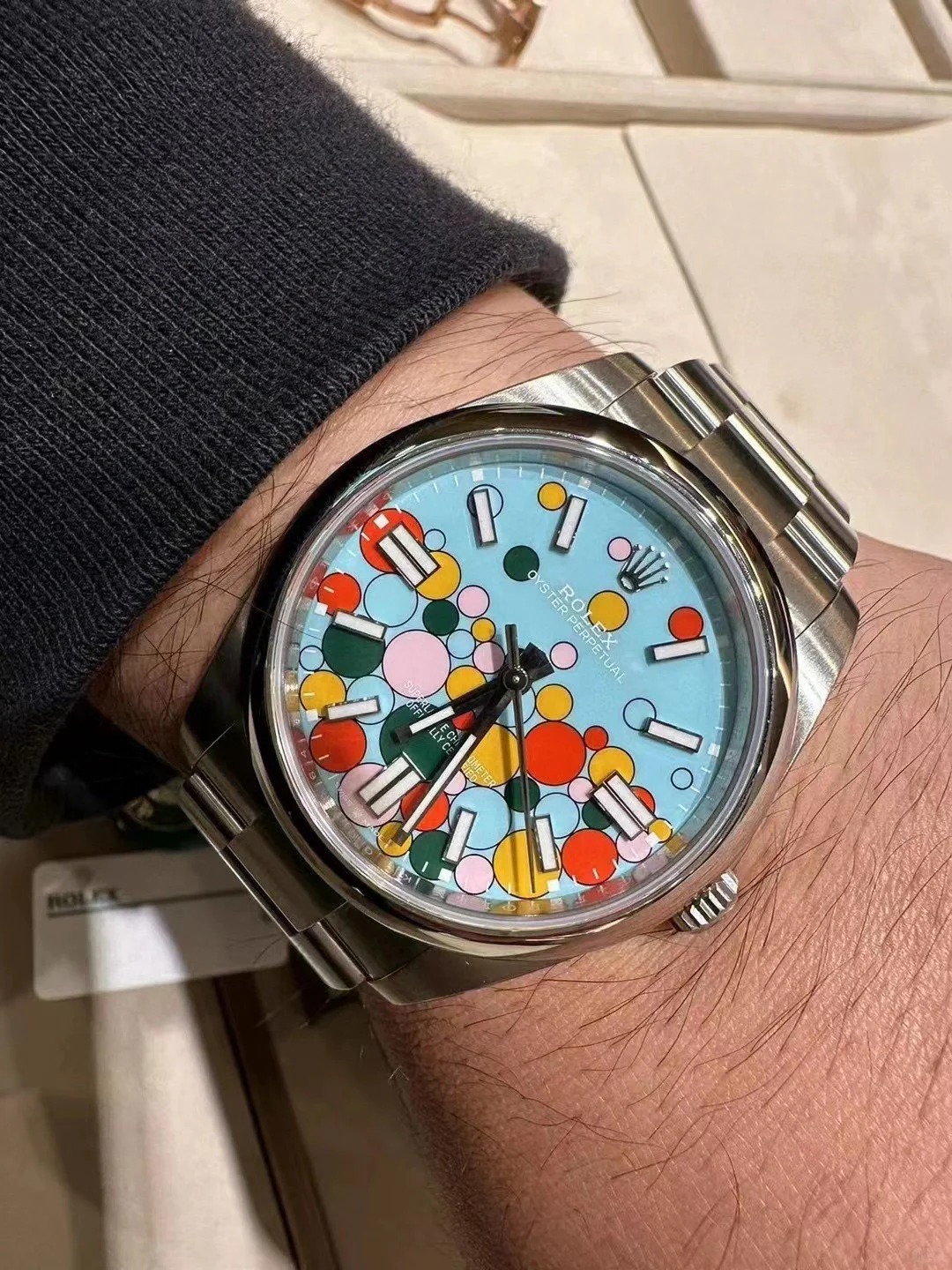 The Oyster Perpetual 41 is fitted with a turquoise blue celebration dial and an Oyster bracelet. -m124300-0008