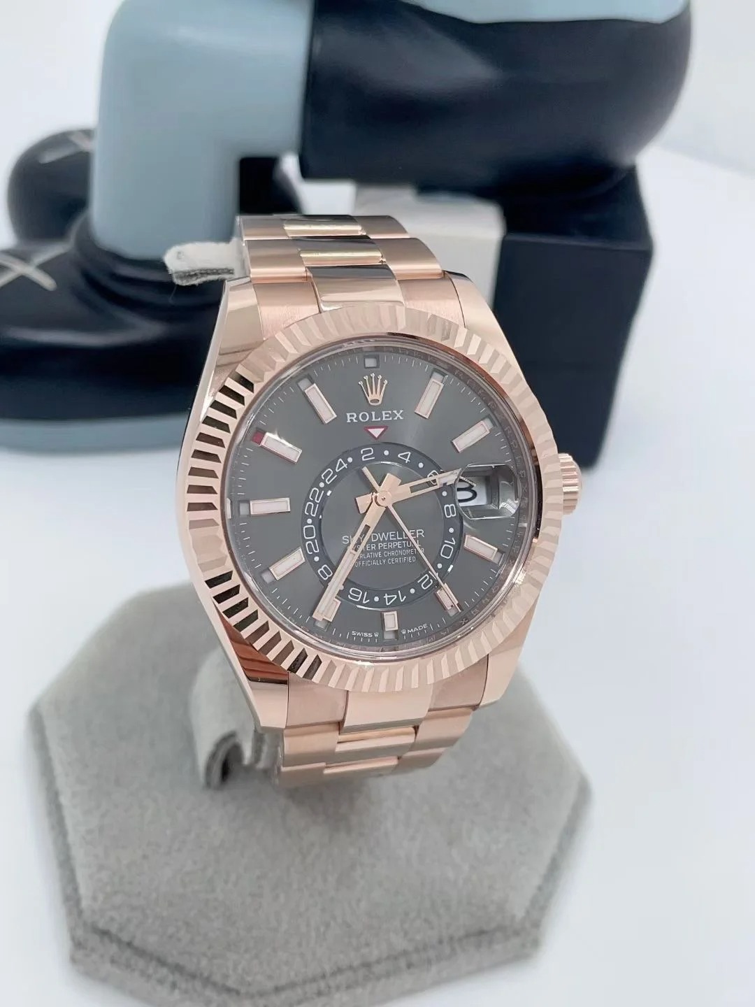 The Oyster Perpetual Sky-Dweller in 18 ct Everose gold with a slate grey dial and an Oyster bracelet. -m336935-0004 42mm