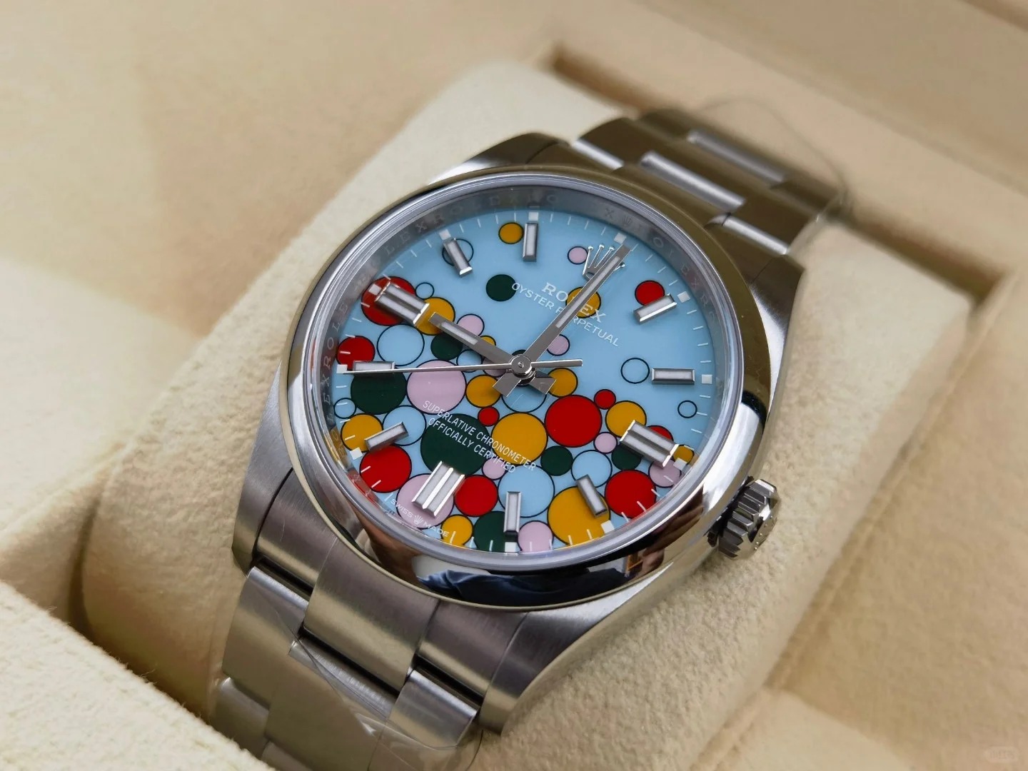 The Oyster Perpetual 36 features a turquoise blue celebration dial and an Oyster bracelet. -m126000-0009