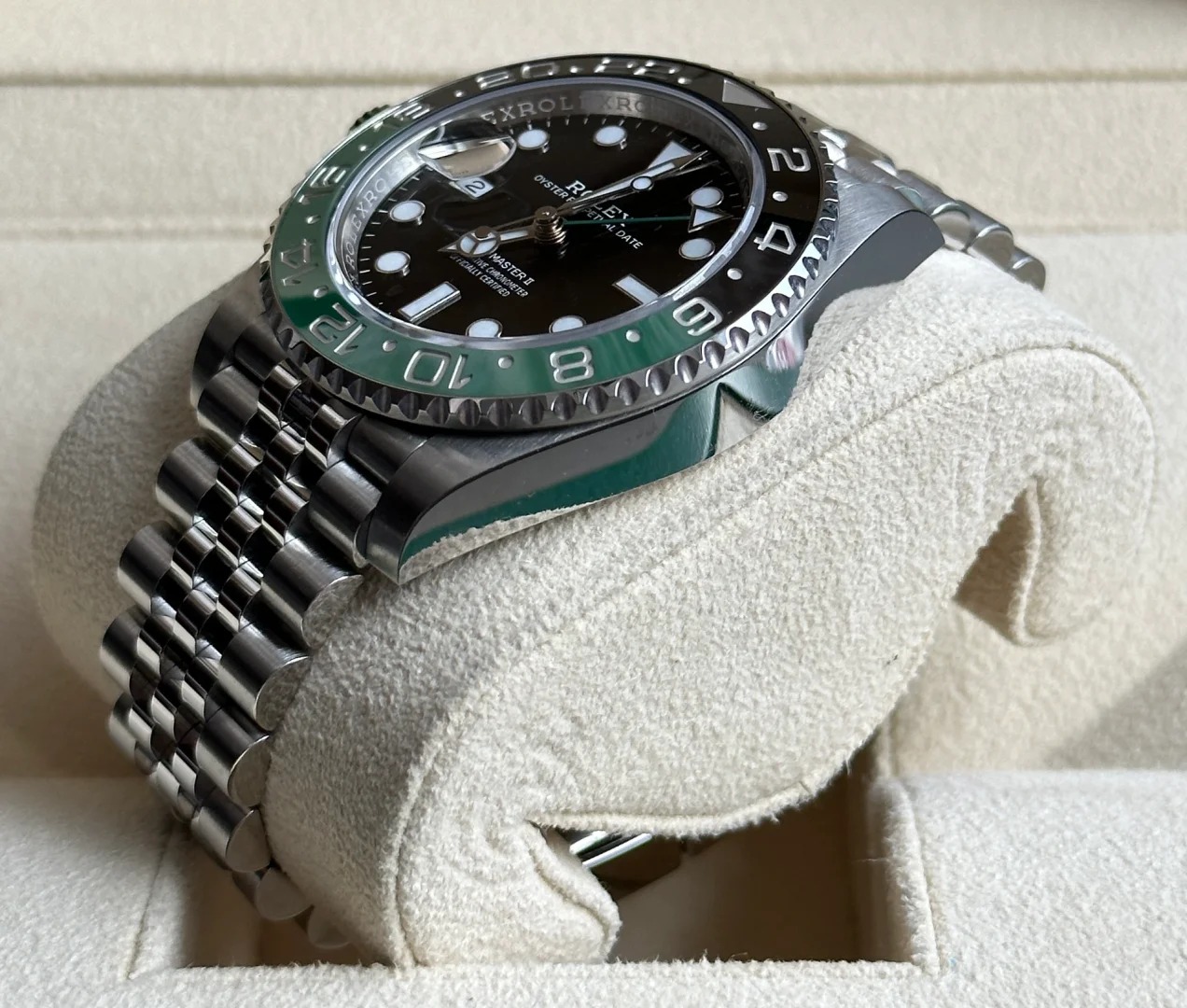 The Oyster Perpetual GMT-Master II is available in Oyster steel with a black dial and a Jubilee bracelet. -m126720vtnr-0002 40mm