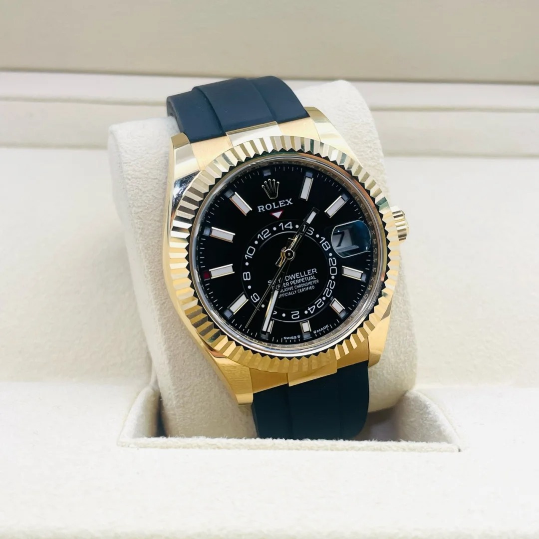 The Oyster Perpetual Sky-Dweller is available in 18 ct yellow gold with a glossy black dial and an Oysterflex bracelet. -m336238-0002 42mm