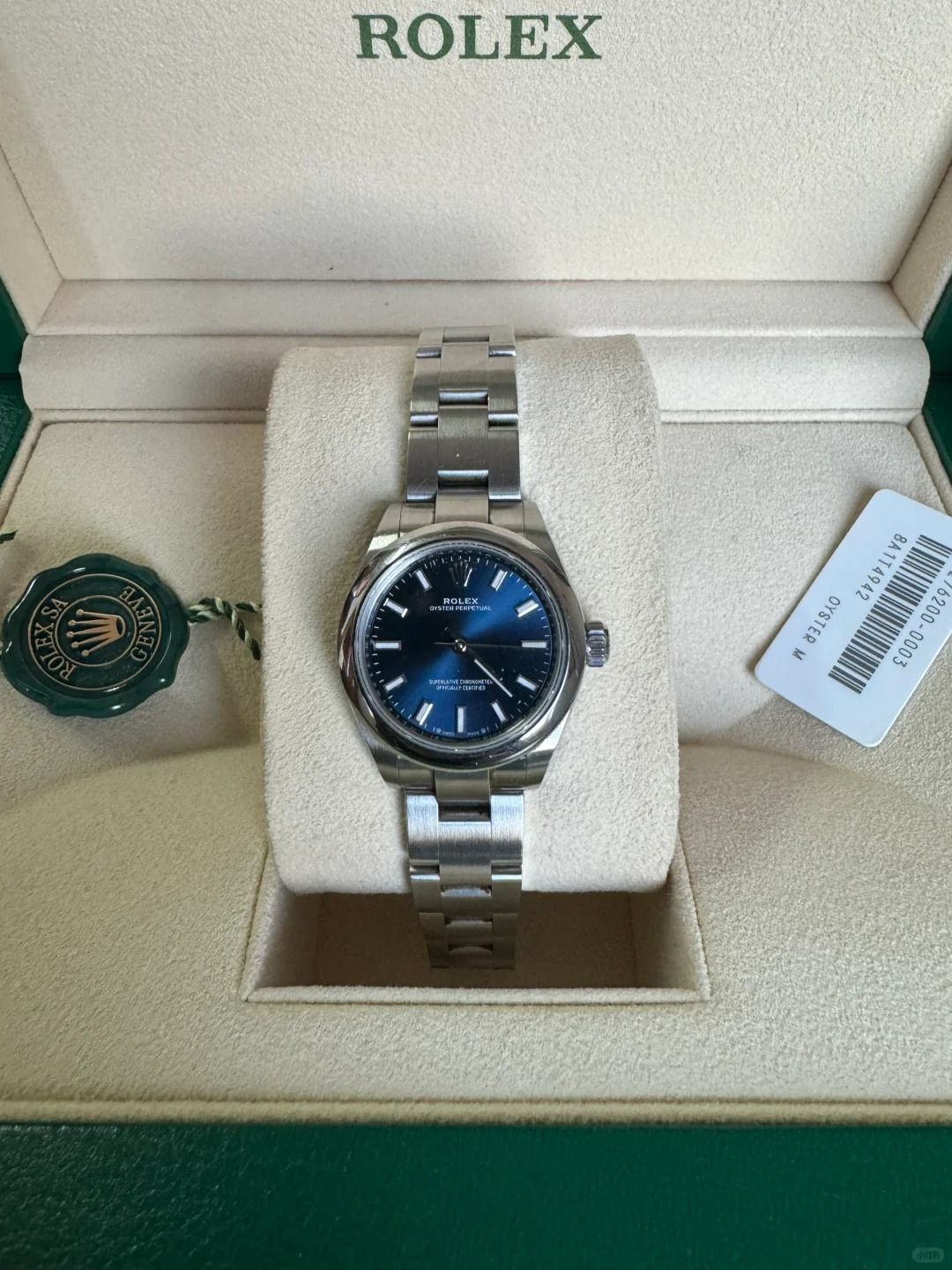 The Oyster Perpetual 36 is presented with a bright blue dial and an Oyster bracelet. -m126000-0003