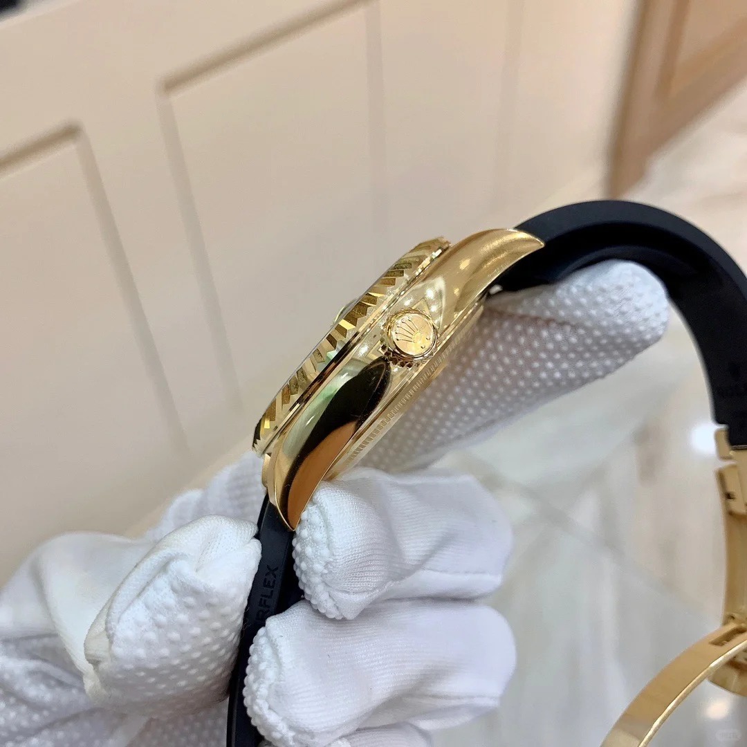 The Oyster Perpetual Sky-Dweller is available in 18 ct yellow gold with a mellow white dial and an Oysterflex bracelet. -m336238-0003 42mm