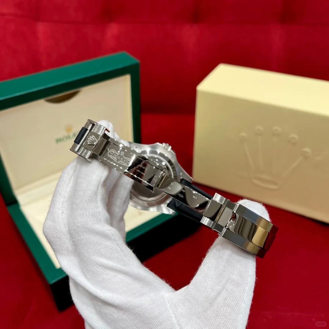 The Oyster Perpetual Yacht-Master 42 is available in 18 ct white gold with a black dial and an Oysterflex bracelet. -m226659-0002