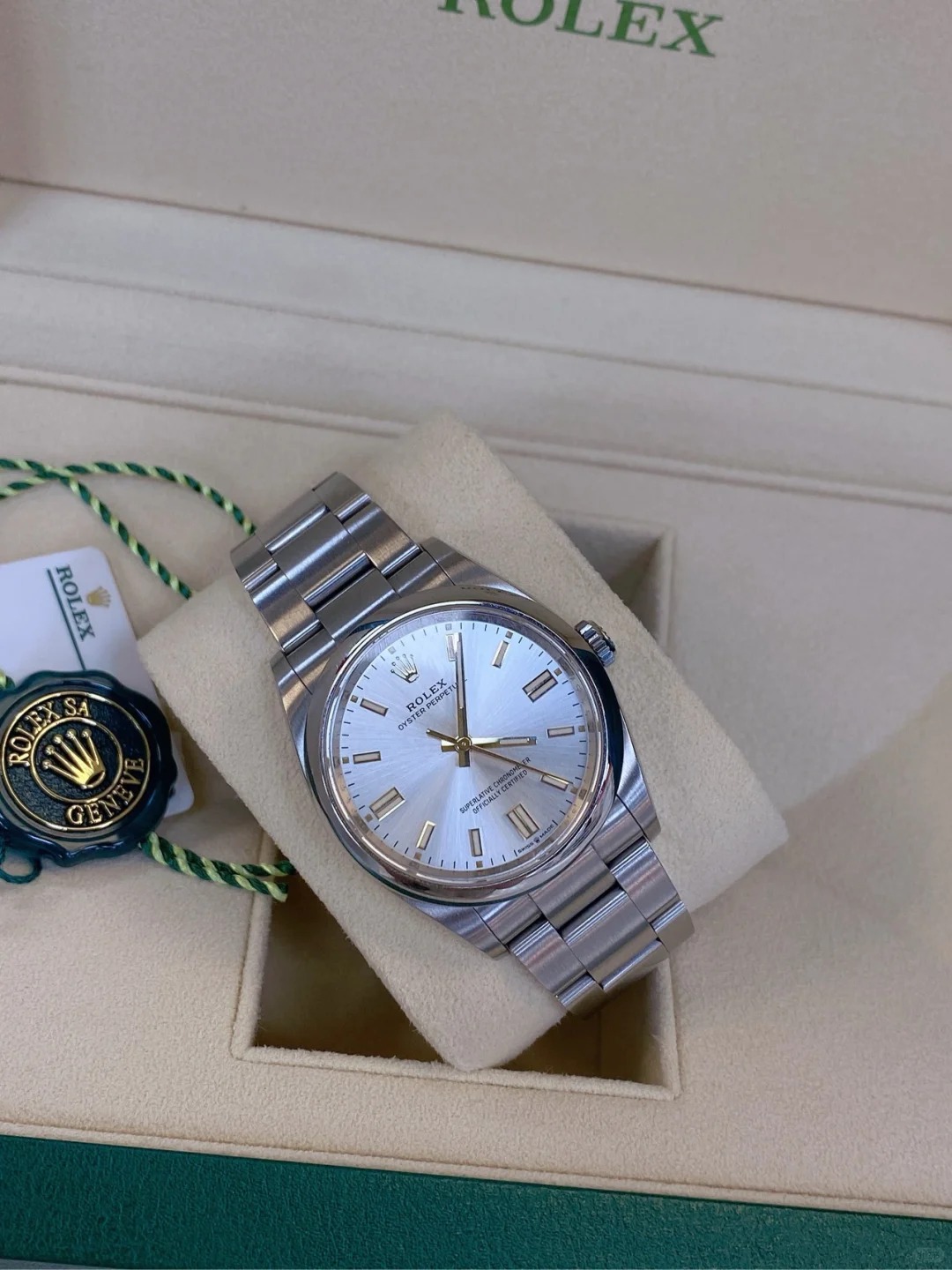 The Oyster Perpetual 36 is fitted with a silver dial and an Oyster bracelet. -m126000-0001