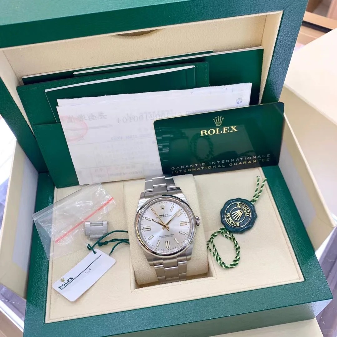 The Oyster Perpetual 41 is fitted with a silver dial and an Oyster bracelet. -m124300-0001