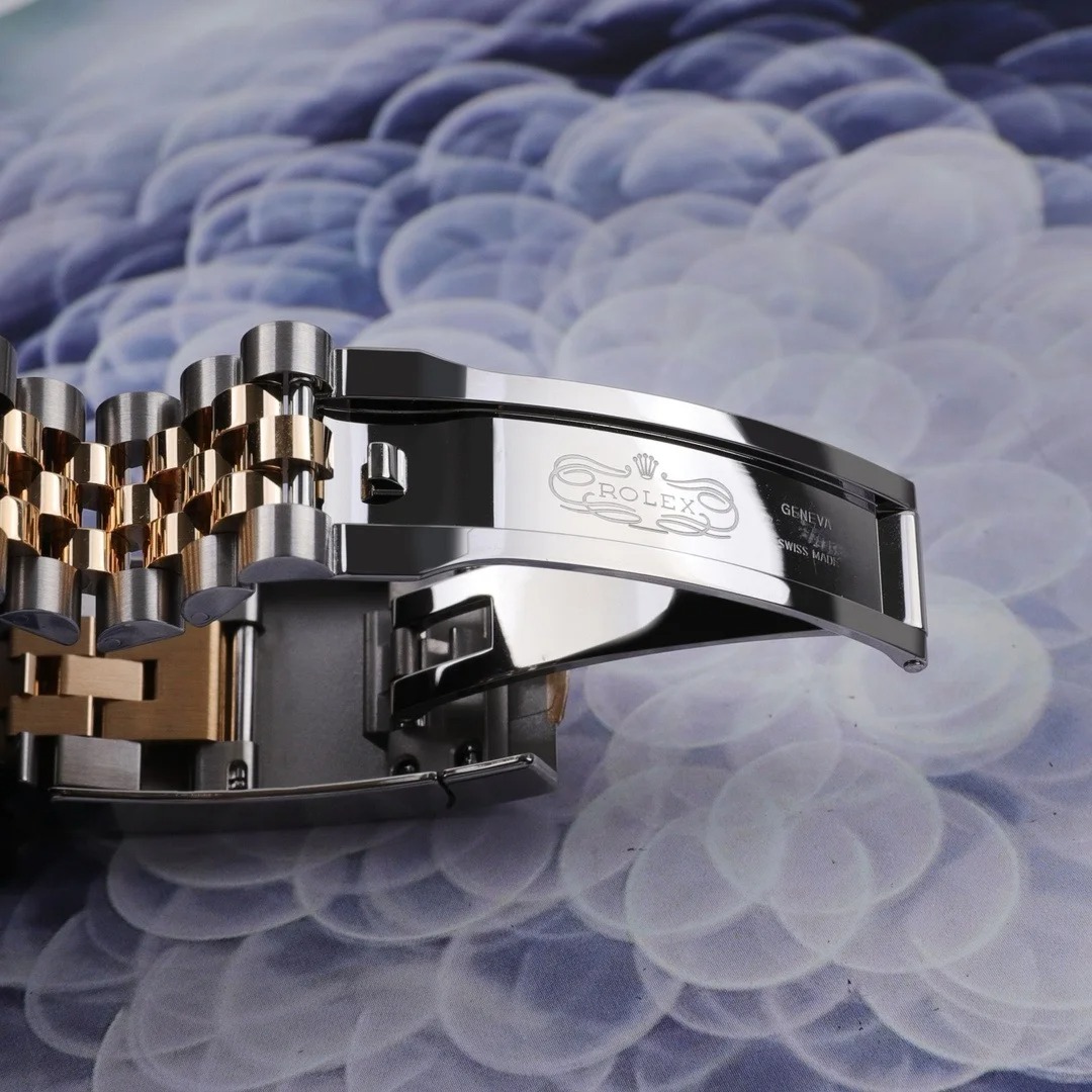 The Oyster Perpetual Sky-Dweller in yellow gold and Oystersteel with a glossy black dial and a Jubilee bracelet. -m336933-0004 42mm