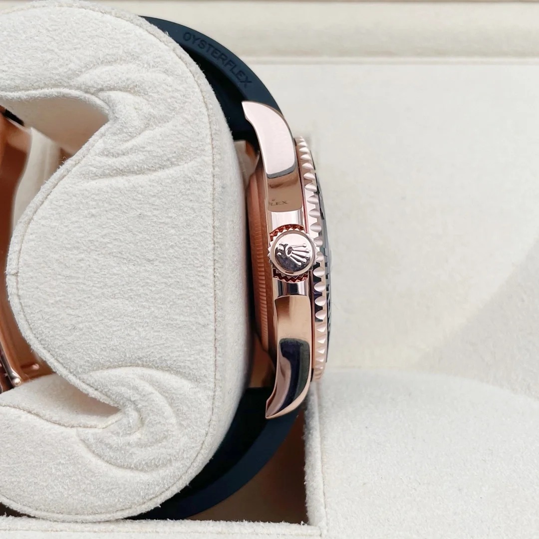 The Oyster Perpetual Yacht-Master 40 in 18 ct Everose gold with an Oysterflex strap. -m126655-0002