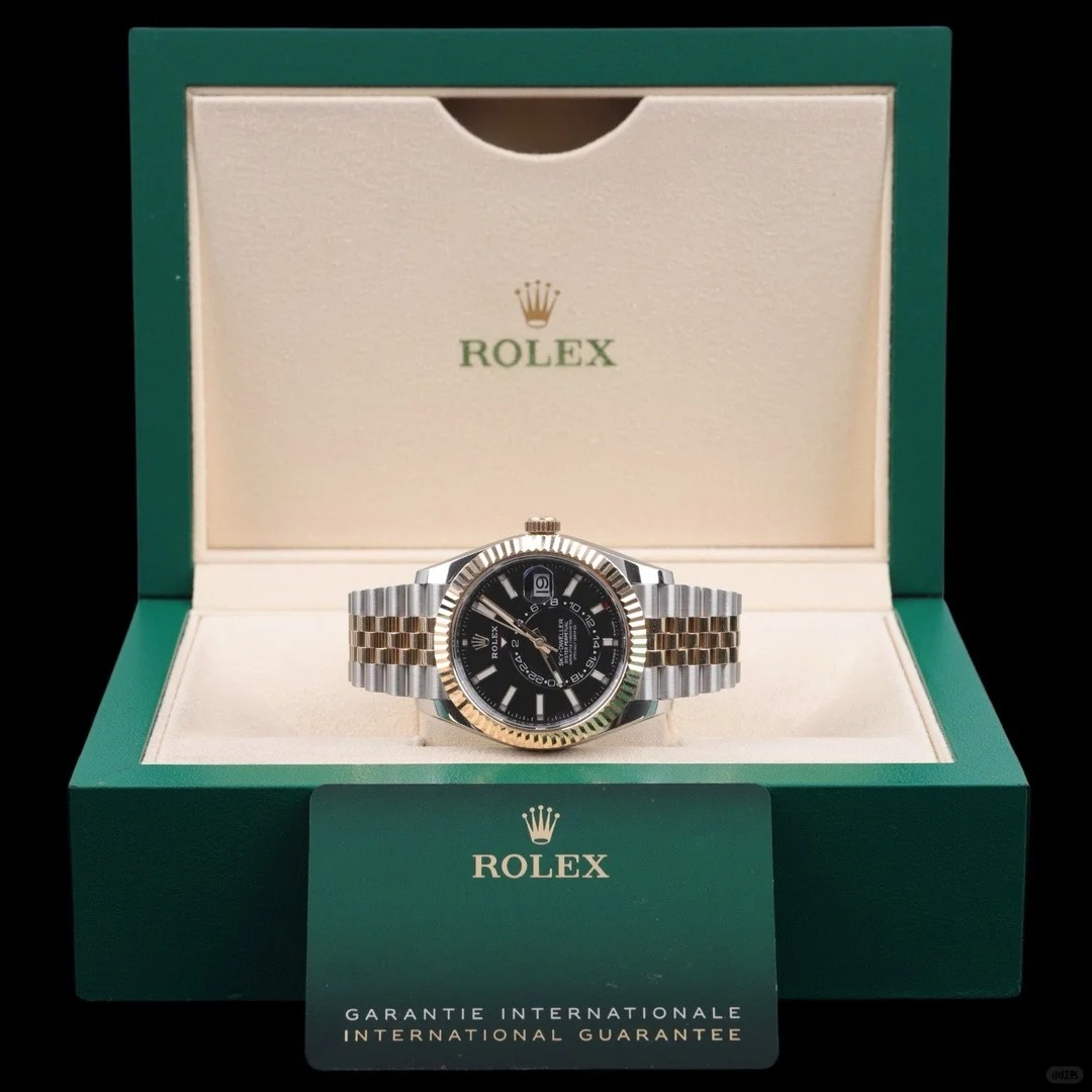 The Oyster Perpetual Sky-Dweller in yellow gold and Oystersteel with a glossy black dial and a Jubilee bracelet. -m336933-0004 42mm