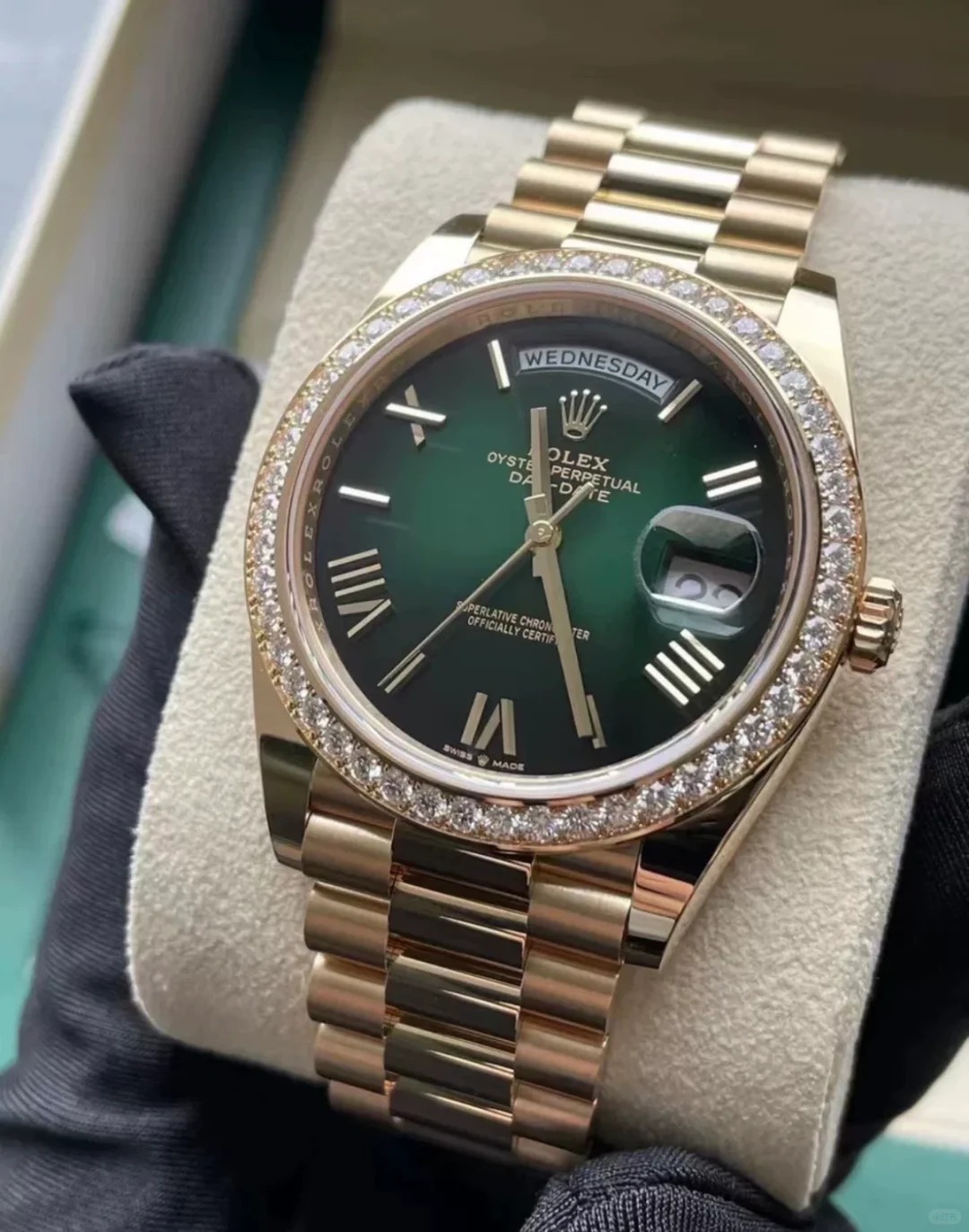 The Oyster Perpetual Day-Date 40 in 18 ct yellow gold with a gradient green dial, diamond-set bezel and President bracelet. -m228348rbr-0045