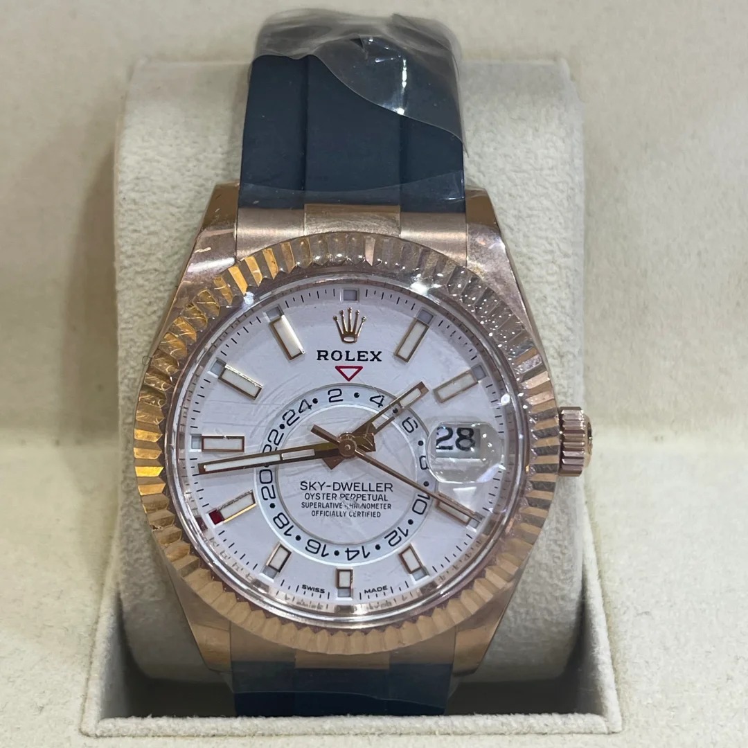 The Oyster Perpetual Sky-Dweller in 18 ct Everose gold with a mellow white dial and an Oysterflex bracelet. -m336235-0003 42mm