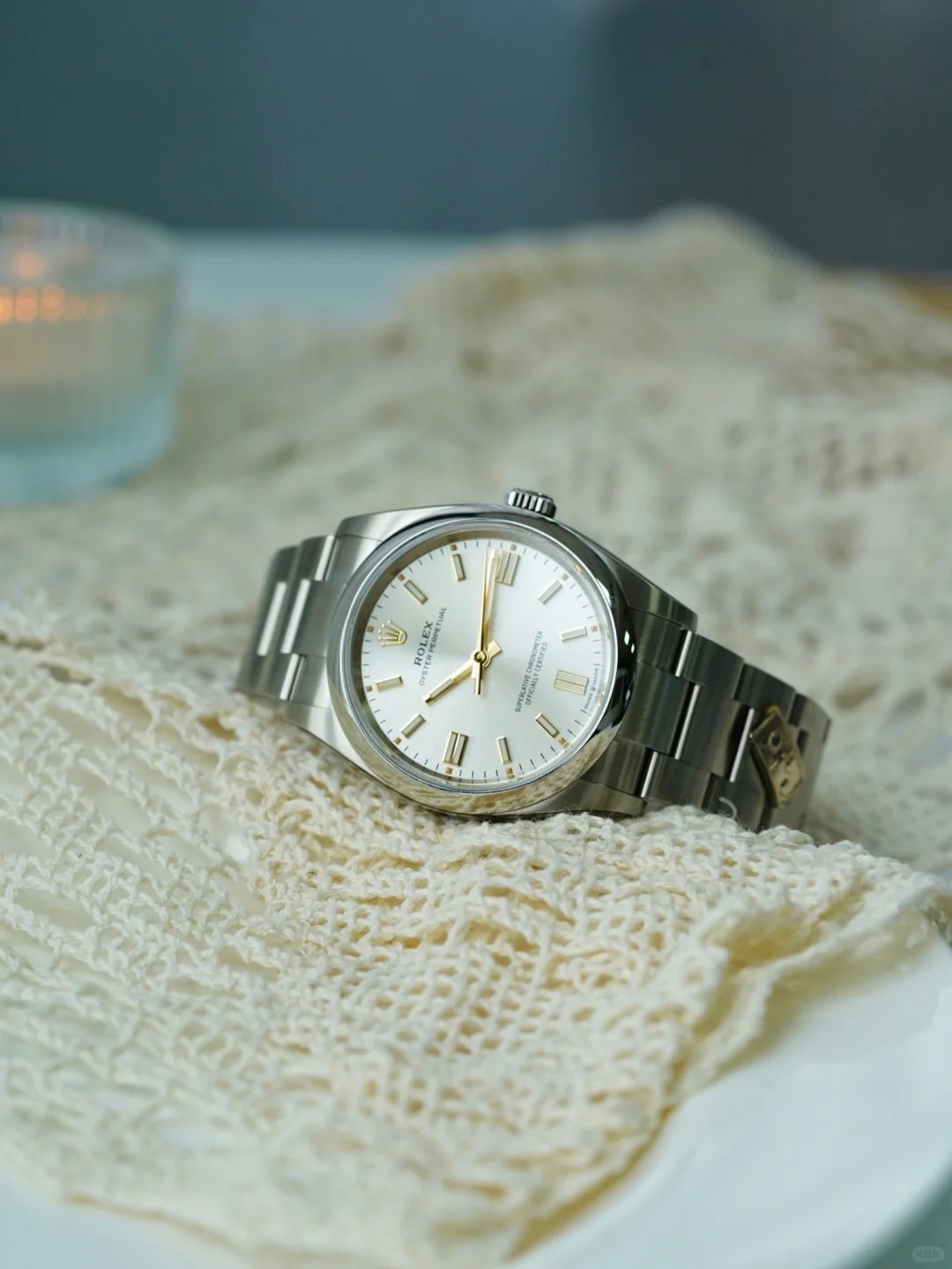 The Oyster Perpetual 36 is fitted with a silver dial and an Oyster bracelet. -m126000-0001