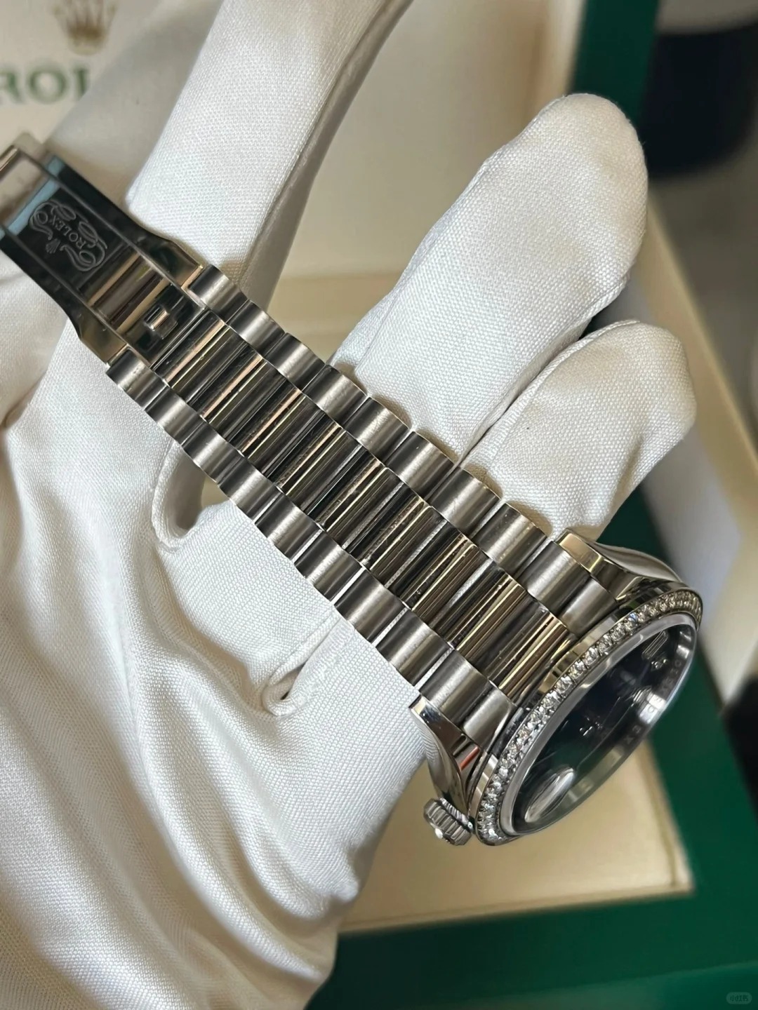 The Oyster Perpetual Day-Date 36 in 18 ct white gold features a graduated blue dial set with diamonds, a diamond-set bezel and a President bracelet. -m128399tbr-0007