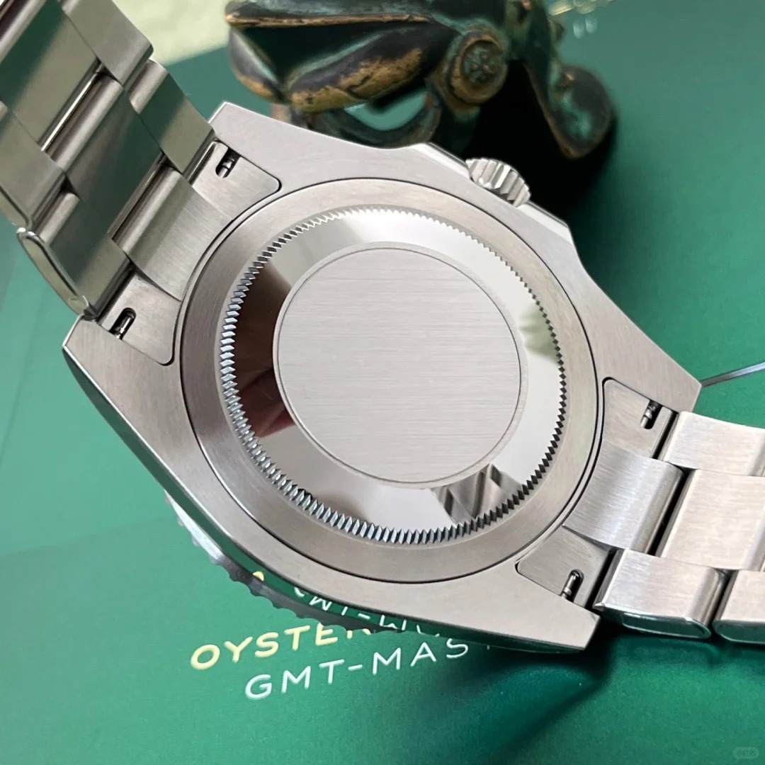The Oyster Perpetual GMT-Master II is made of Oyster steel with a black dial and an Oyster bracelet. -m126710grnr-0004 40mm