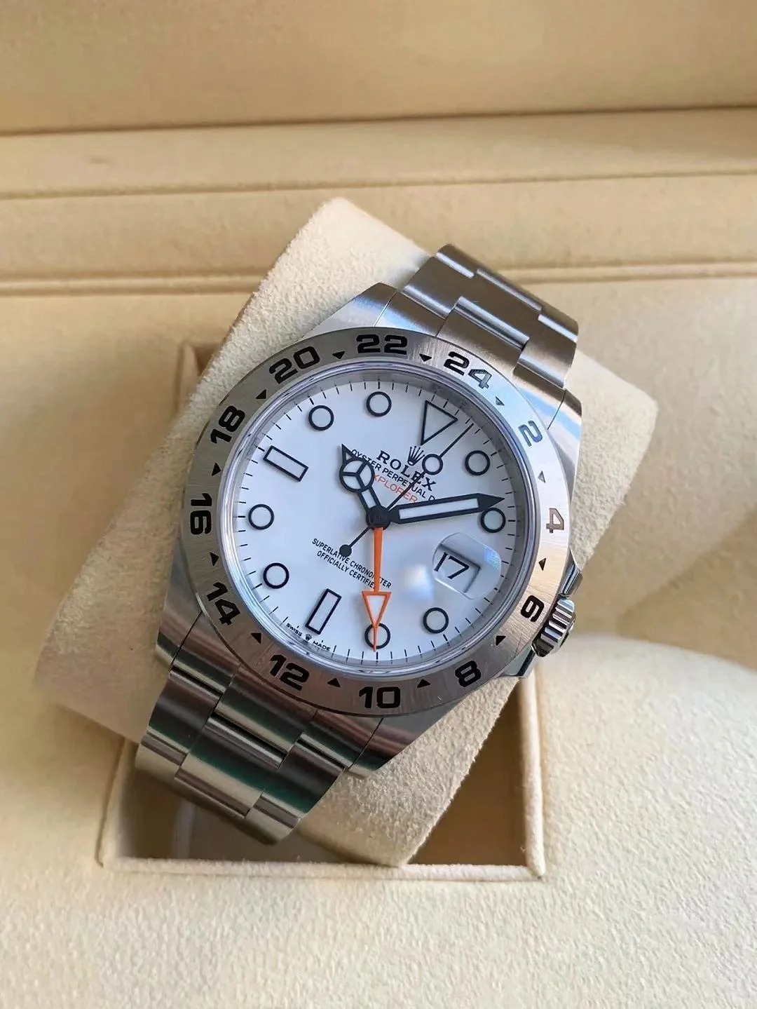 The Oyster Perpetual Explorer II is made of Oyster steel with an Oyster bracelet and a white dial with arrow-shaped 24-hour hands and hour markers coated with Chromalight. -m226570-0001 42mm