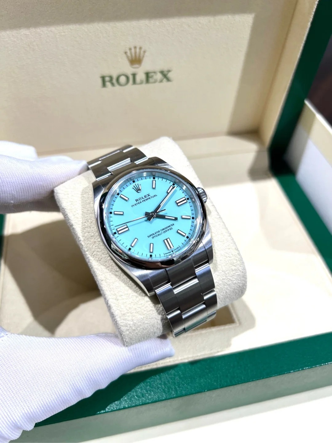 The Oyster Perpetual 36 is fitted with a turquoise blue dial and an Oyster bracelet. -m126000-0006