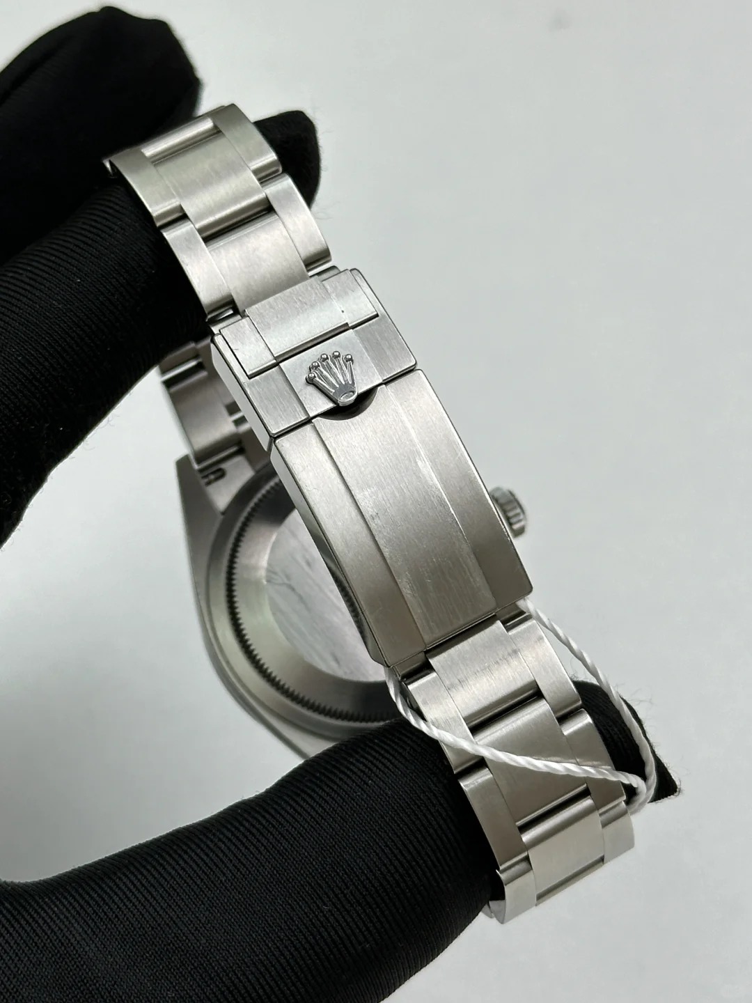 The Oyster Perpetual Explorer 36 is made of Oyster steel and features a distinctive black dial featuring the 3, 6 and 9 numerals coated with Chromalight. -m124270-0001