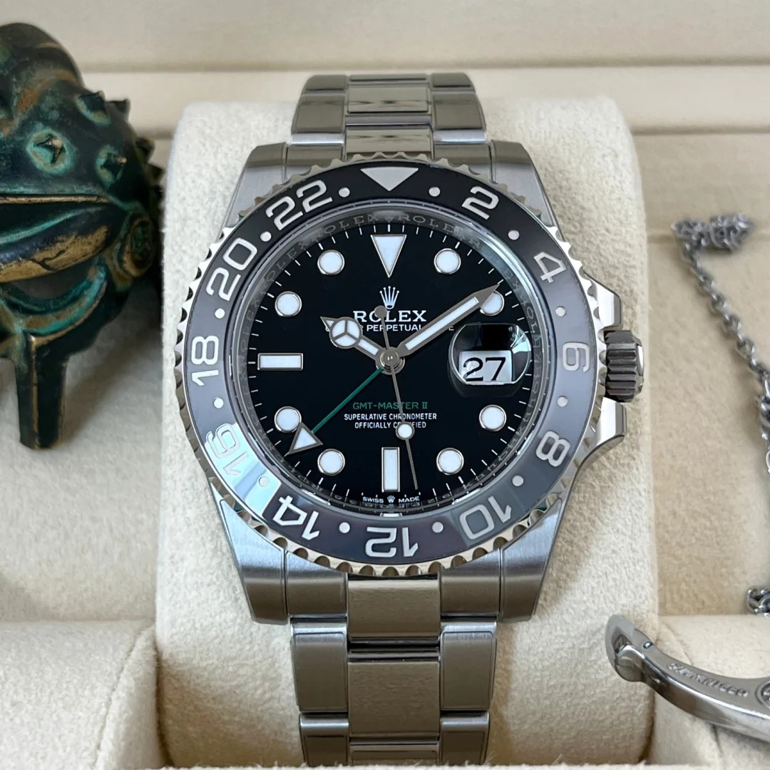 The Oyster Perpetual GMT-Master II is made of Oyster steel with a black dial and an Oyster bracelet. -m126710grnr-0004 40mm