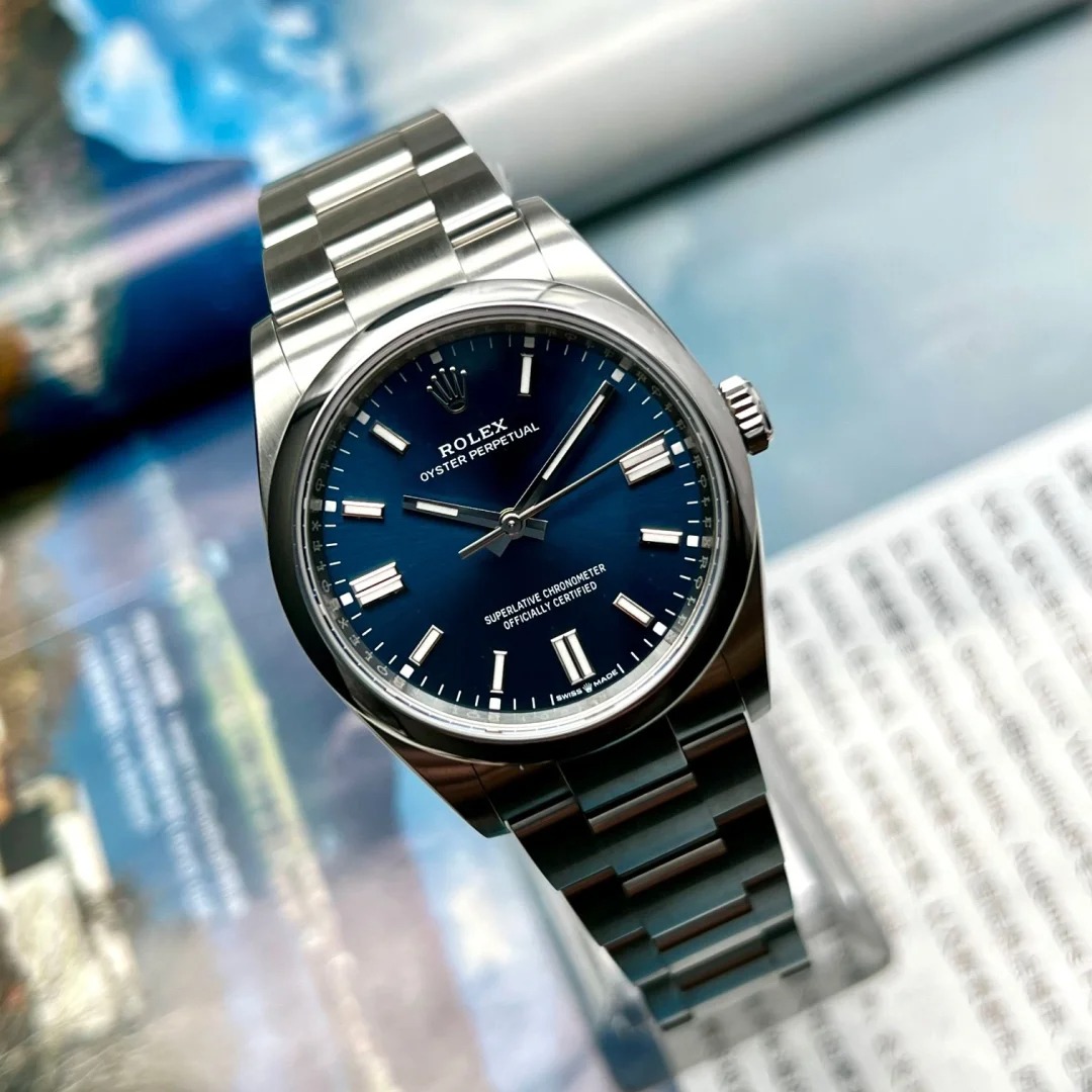 The Oyster Perpetual 36 is presented with a bright blue dial and an Oyster bracelet. -m126000-0003