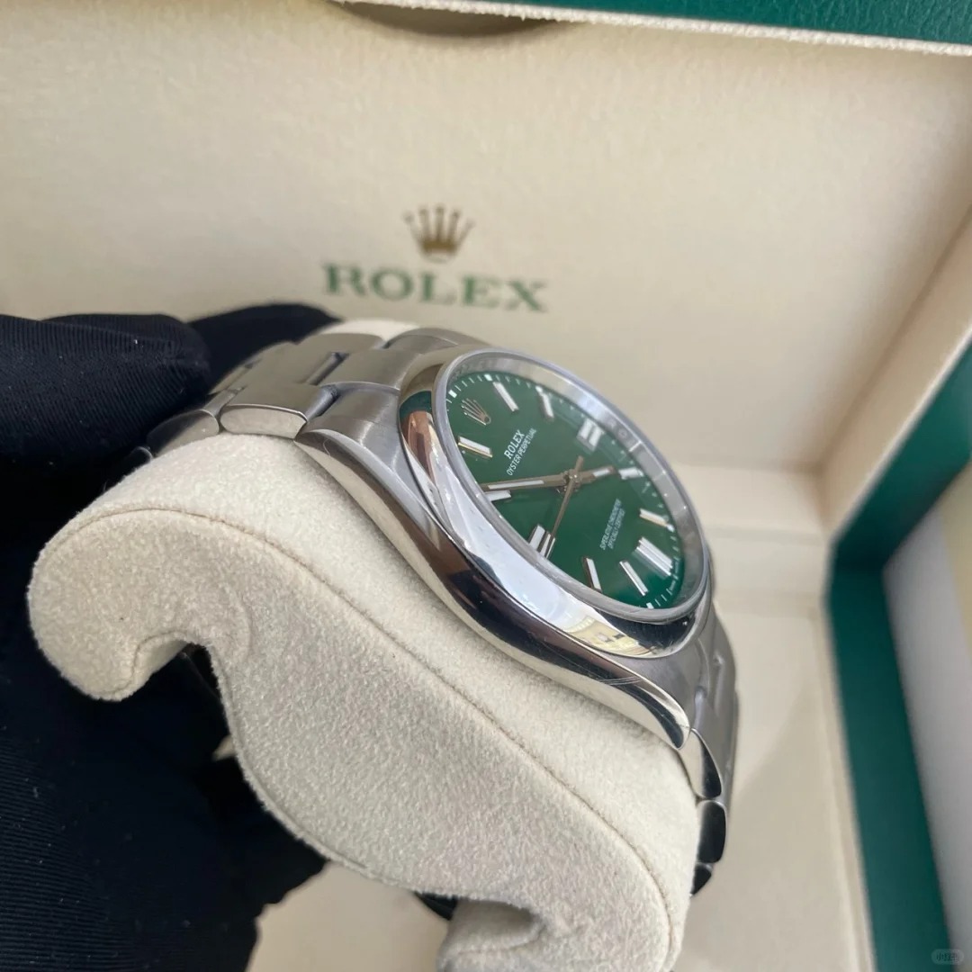 The Oyster Perpetual 41 is presented with a green dial and an Oyster bracelet. -m124300-0005