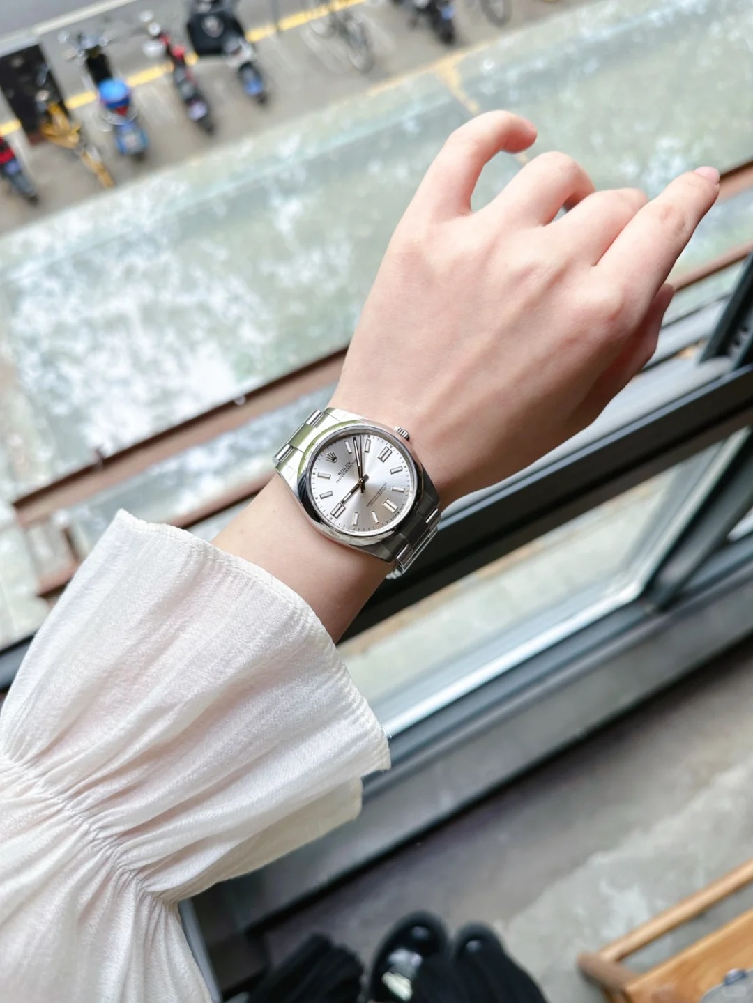 The Oyster Perpetual 36 is fitted with a silver dial and an Oyster bracelet. -m126000-0001