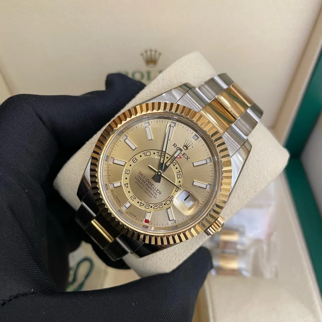 The Oyster Perpetual Sky-Dweller is available in yellow gold and Oystersteel with a champagne-coloured dial and an Oyster bracelet. -m336933-0001 42mm