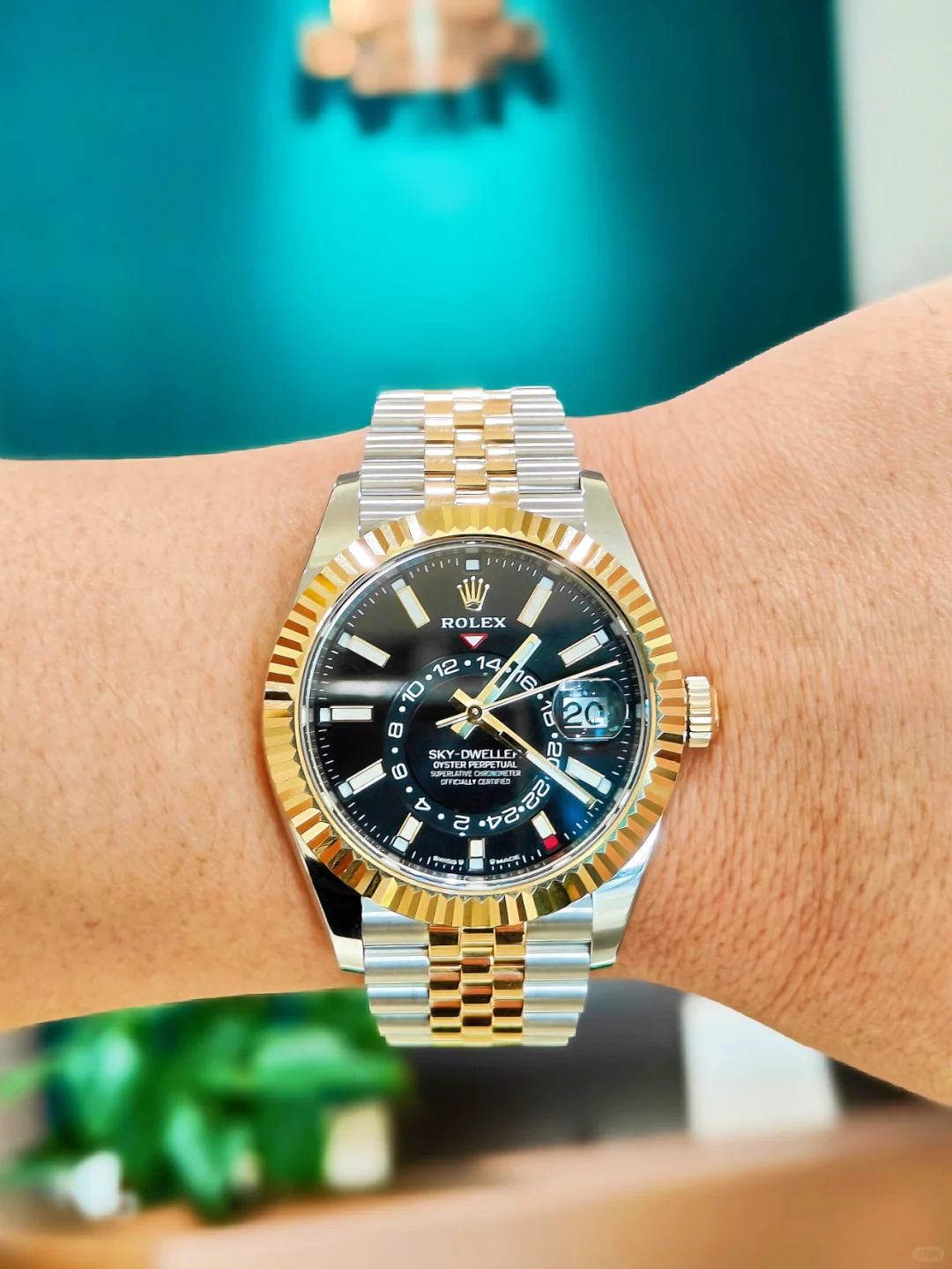 The Oyster Perpetual Sky-Dweller in yellow gold and Oystersteel with a glossy black dial and a Jubilee bracelet. -m336933-0004 42mm