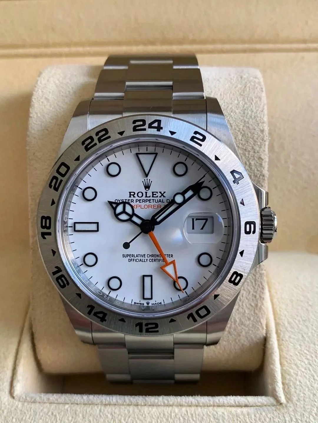 The Oyster Perpetual Explorer II is made of Oyster steel with an Oyster bracelet and a white dial with arrow-shaped 24-hour hands and hour markers coated with Chromalight. -m226570-0001 42mm