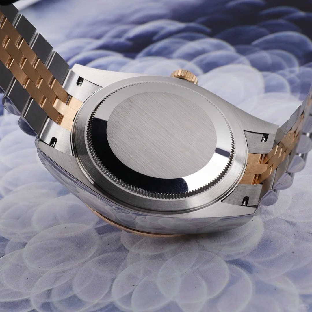 The Oyster Perpetual Sky-Dweller in yellow gold and Oystersteel with a glossy black dial and a Jubilee bracelet. -m336933-0004 42mm